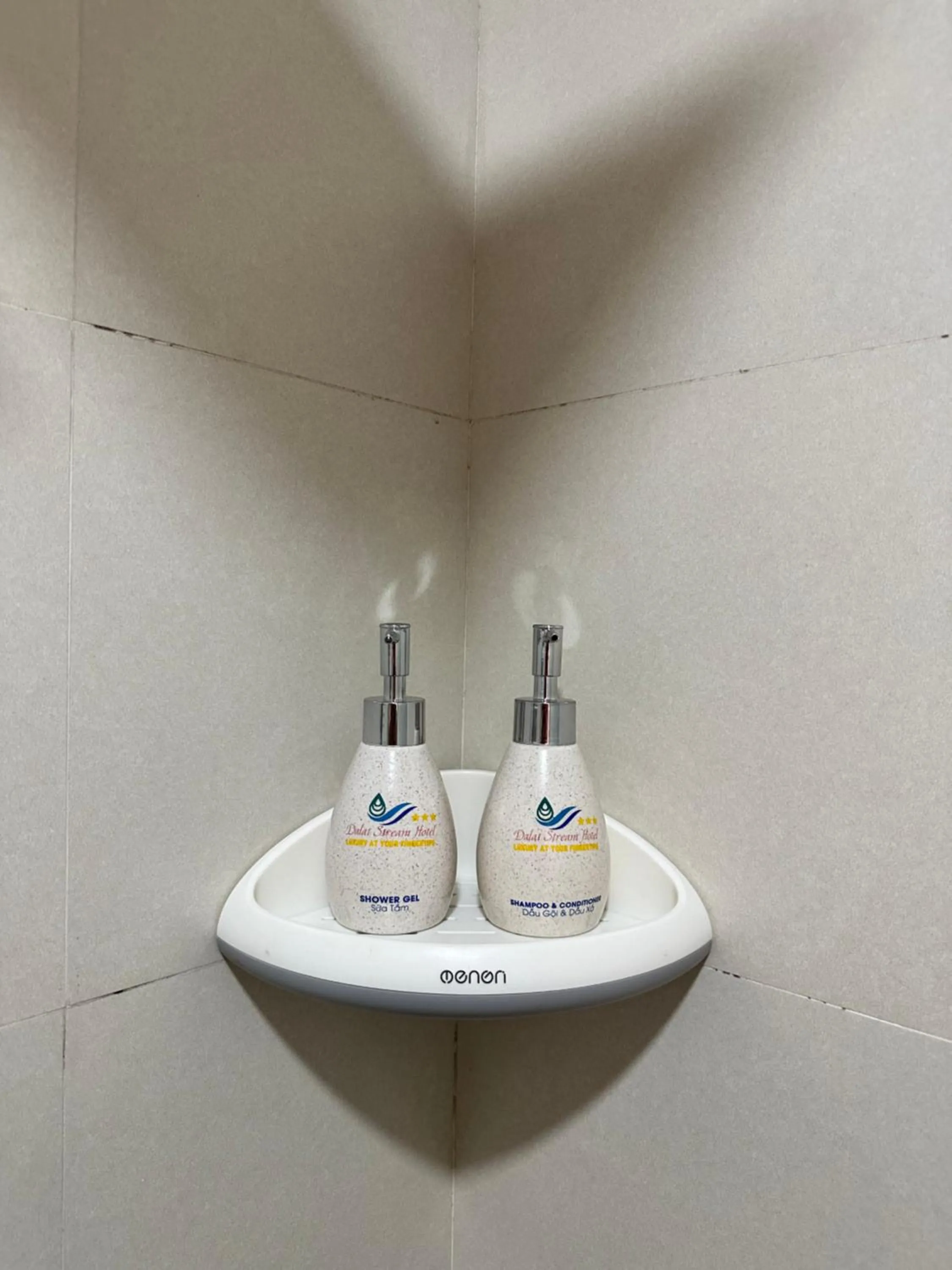 Shower in DALAT STREAM HOTEL-Khách sạn đẹp Đà Lạt