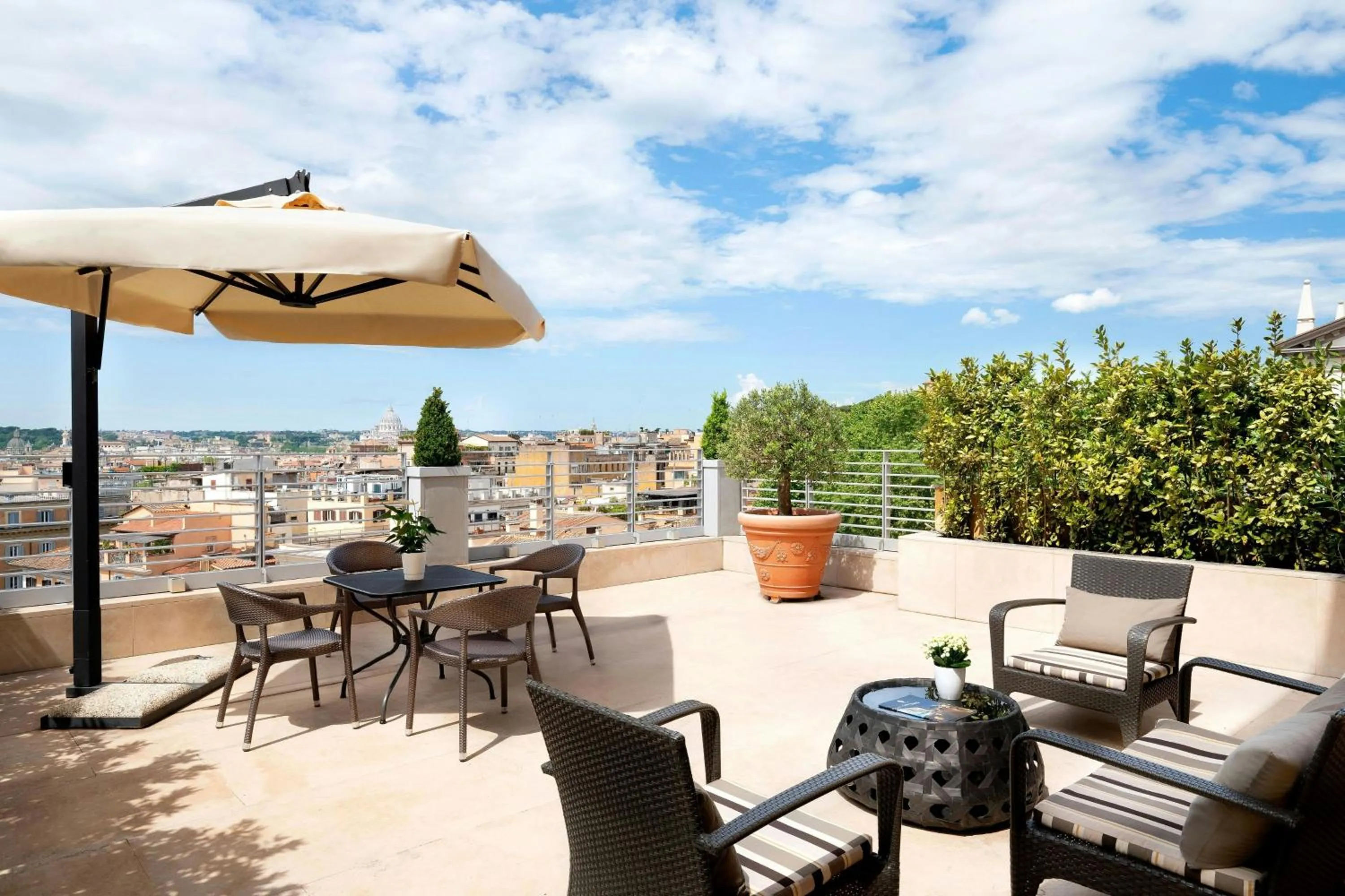 Photo of the whole room in Sina Bernini Bristol, Autograph Collection