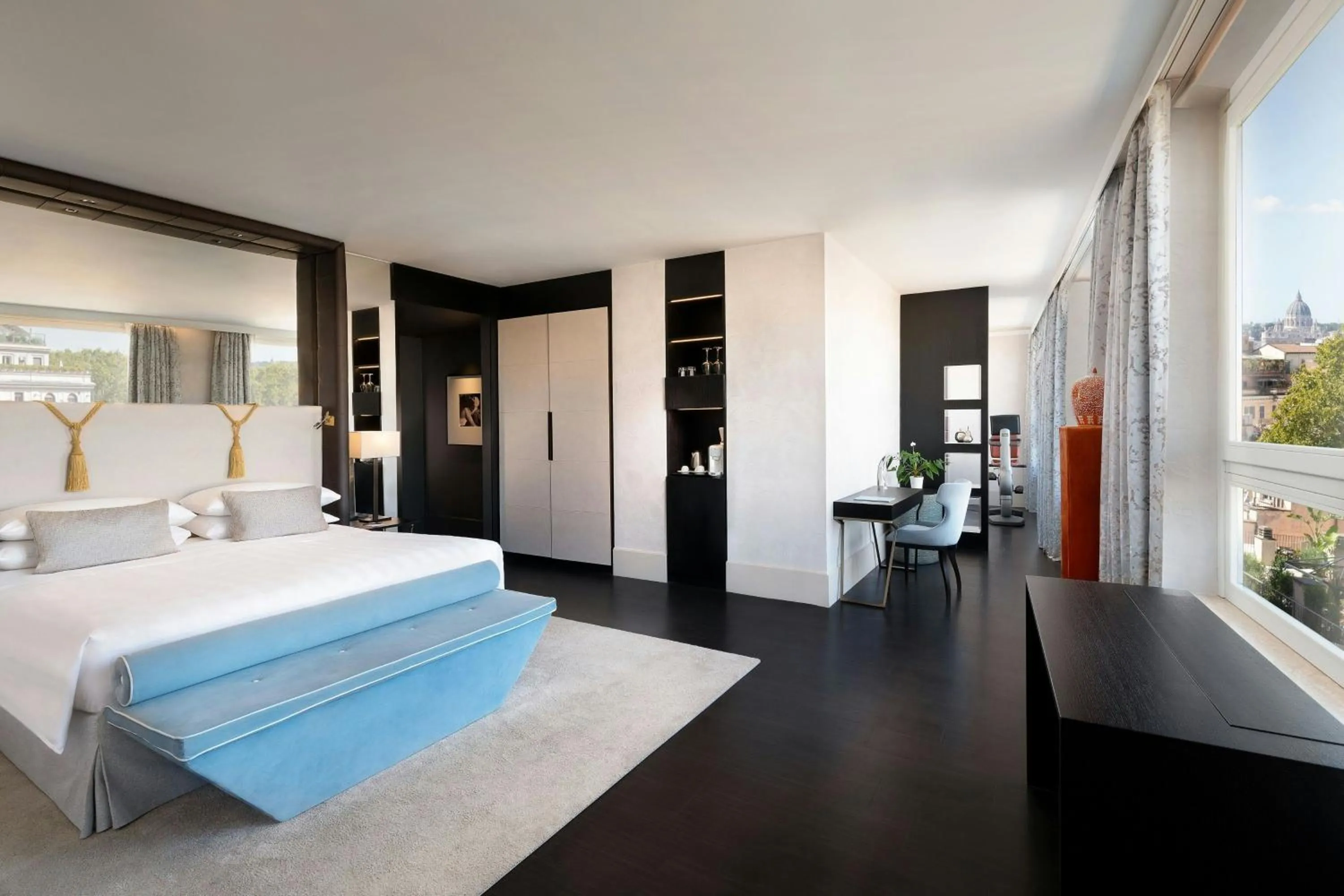 Photo of the whole room, Bed in Sina Bernini Bristol, Autograph Collection