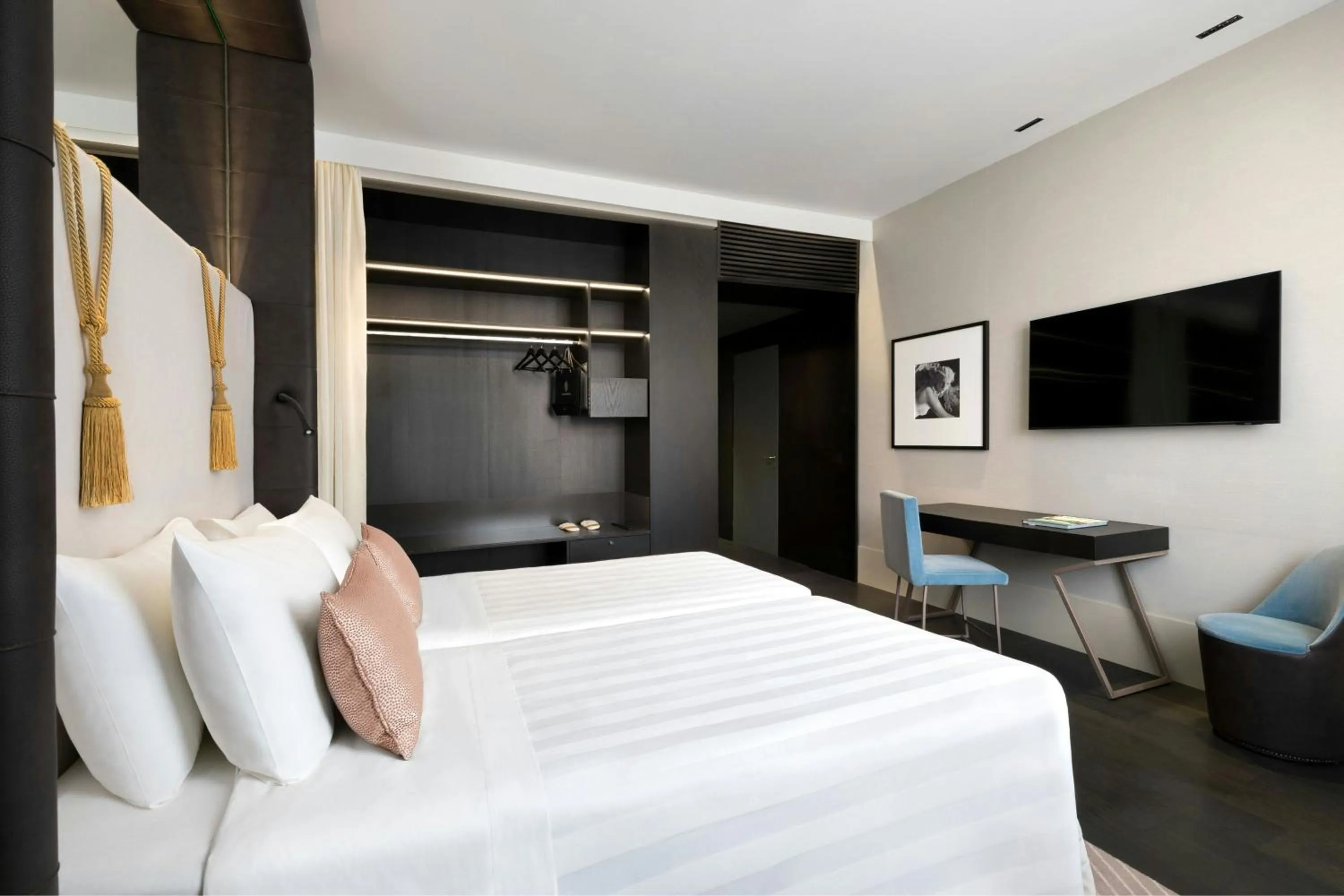 Photo of the whole room, Bed in Sina Bernini Bristol, Autograph Collection