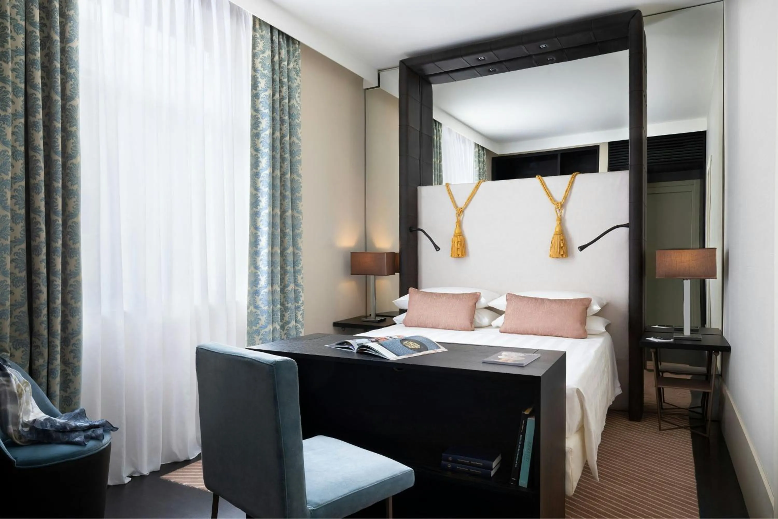 Photo of the whole room, Bed in Sina Bernini Bristol, Autograph Collection