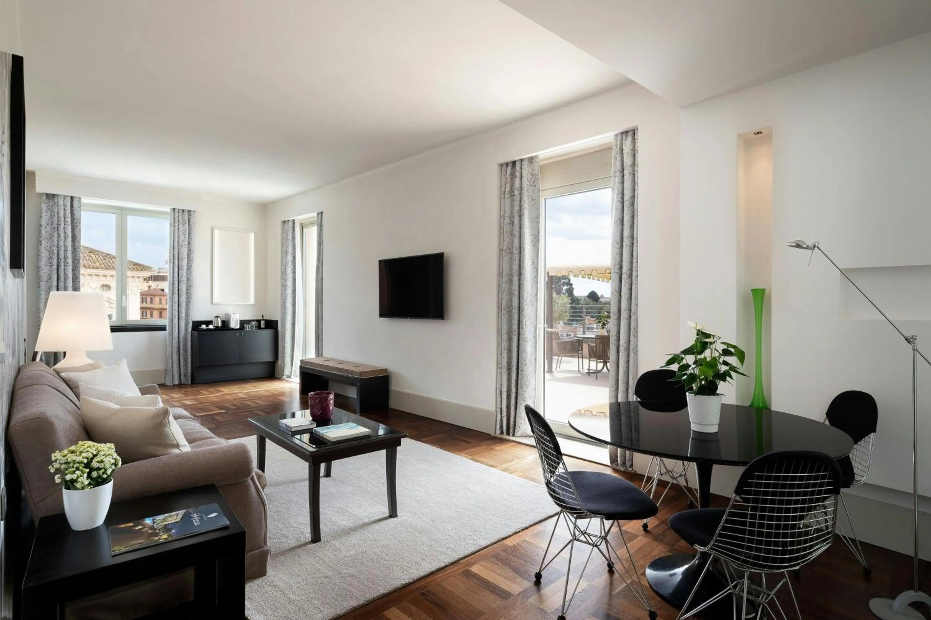 Photo of the whole room in Sina Bernini Bristol, Autograph Collection