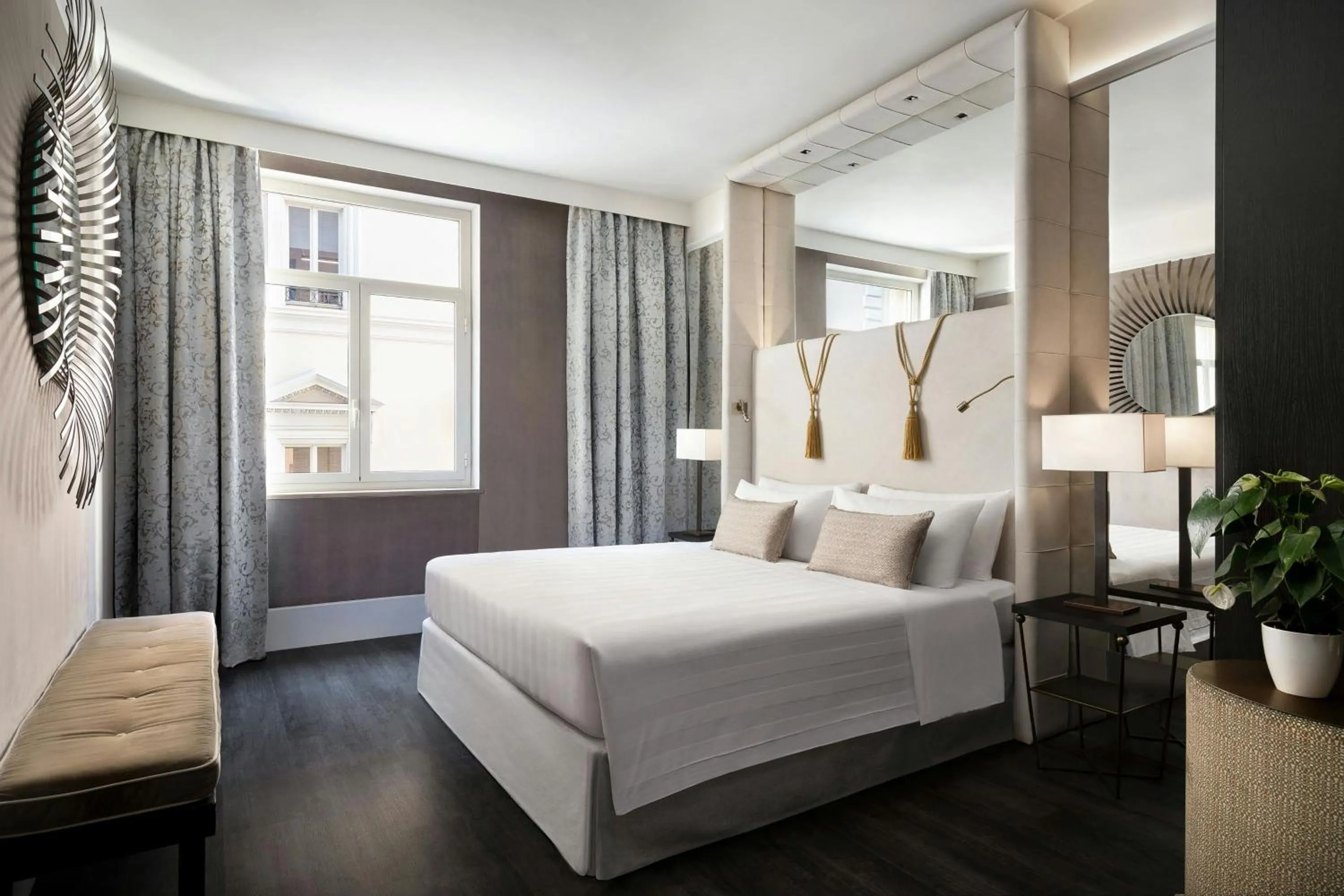 Photo of the whole room, Bed in Sina Bernini Bristol, Autograph Collection