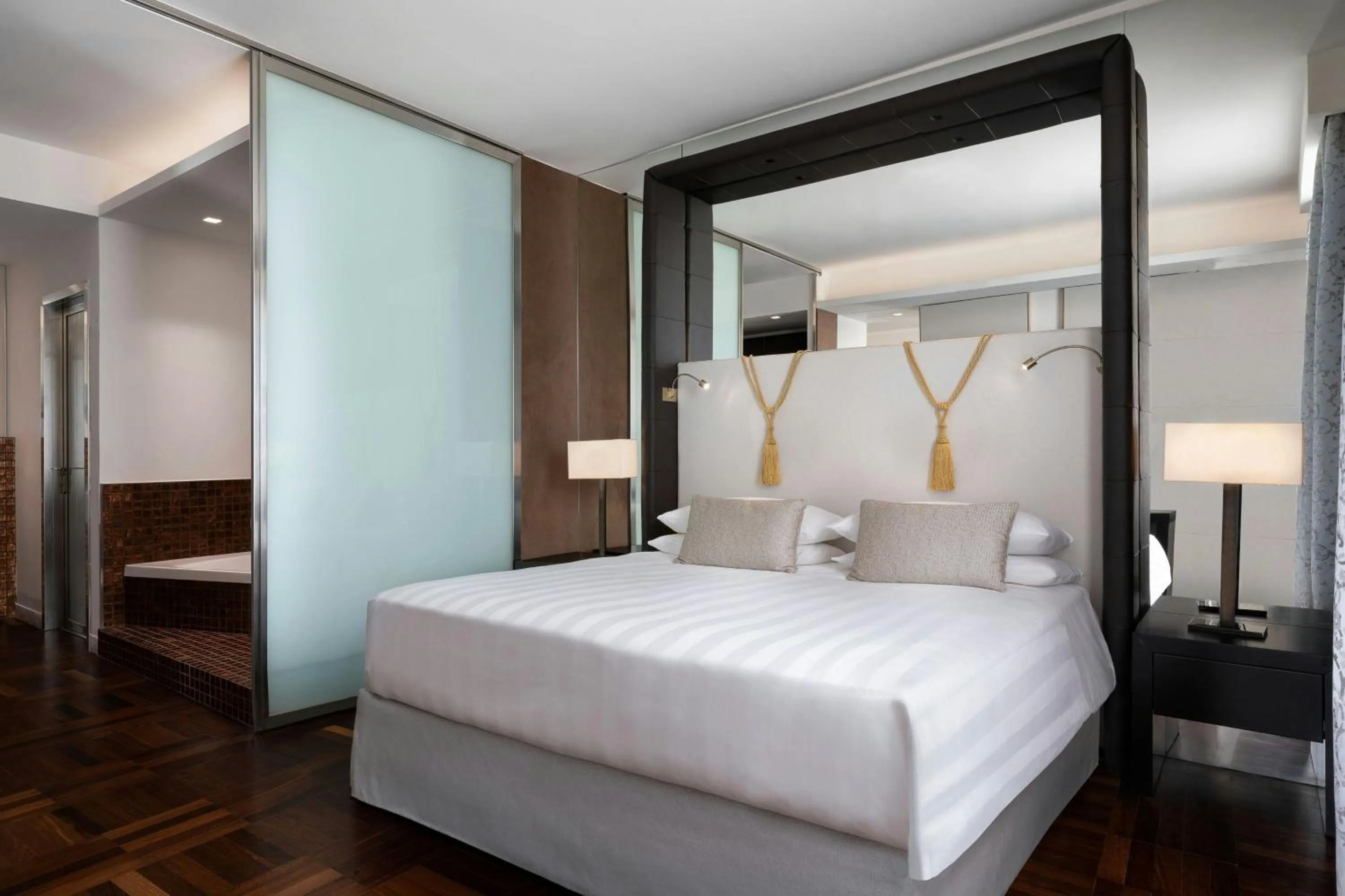 Photo of the whole room, Bed in Sina Bernini Bristol, Autograph Collection