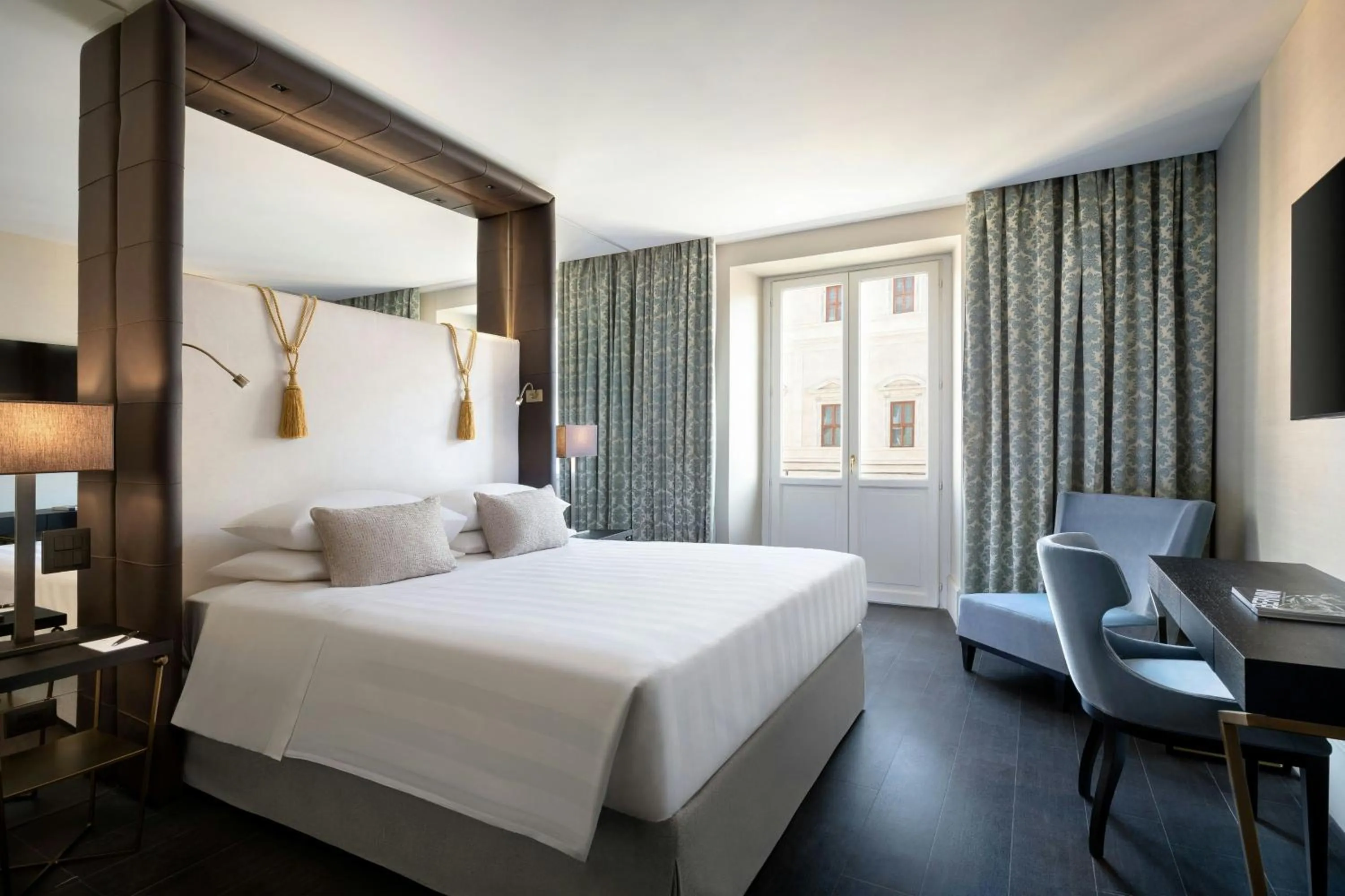 Photo of the whole room, Bed in Sina Bernini Bristol, Autograph Collection