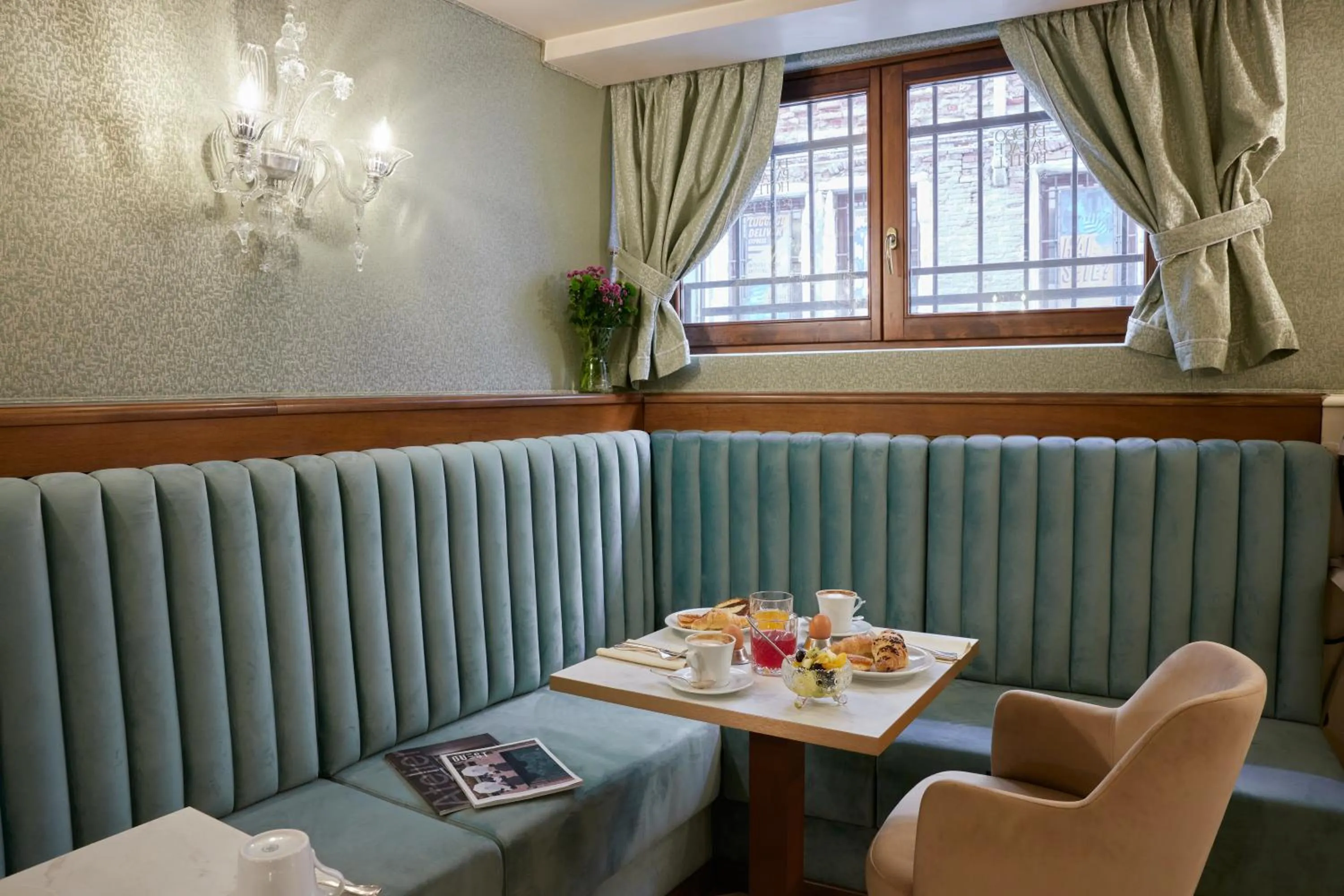 Restaurant/places to eat in Duodo Palace Hotel