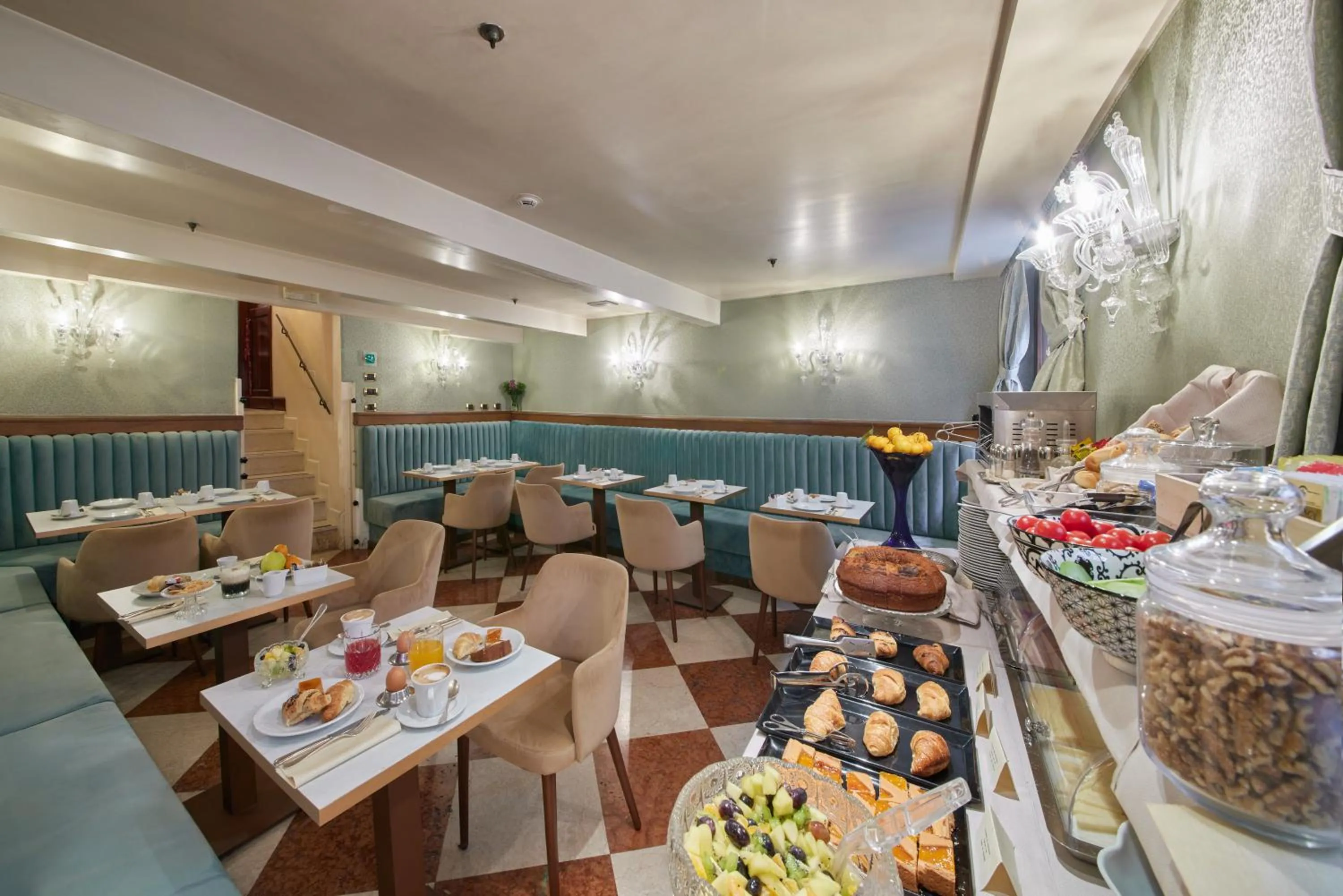 Restaurant/places to eat in Duodo Palace Hotel