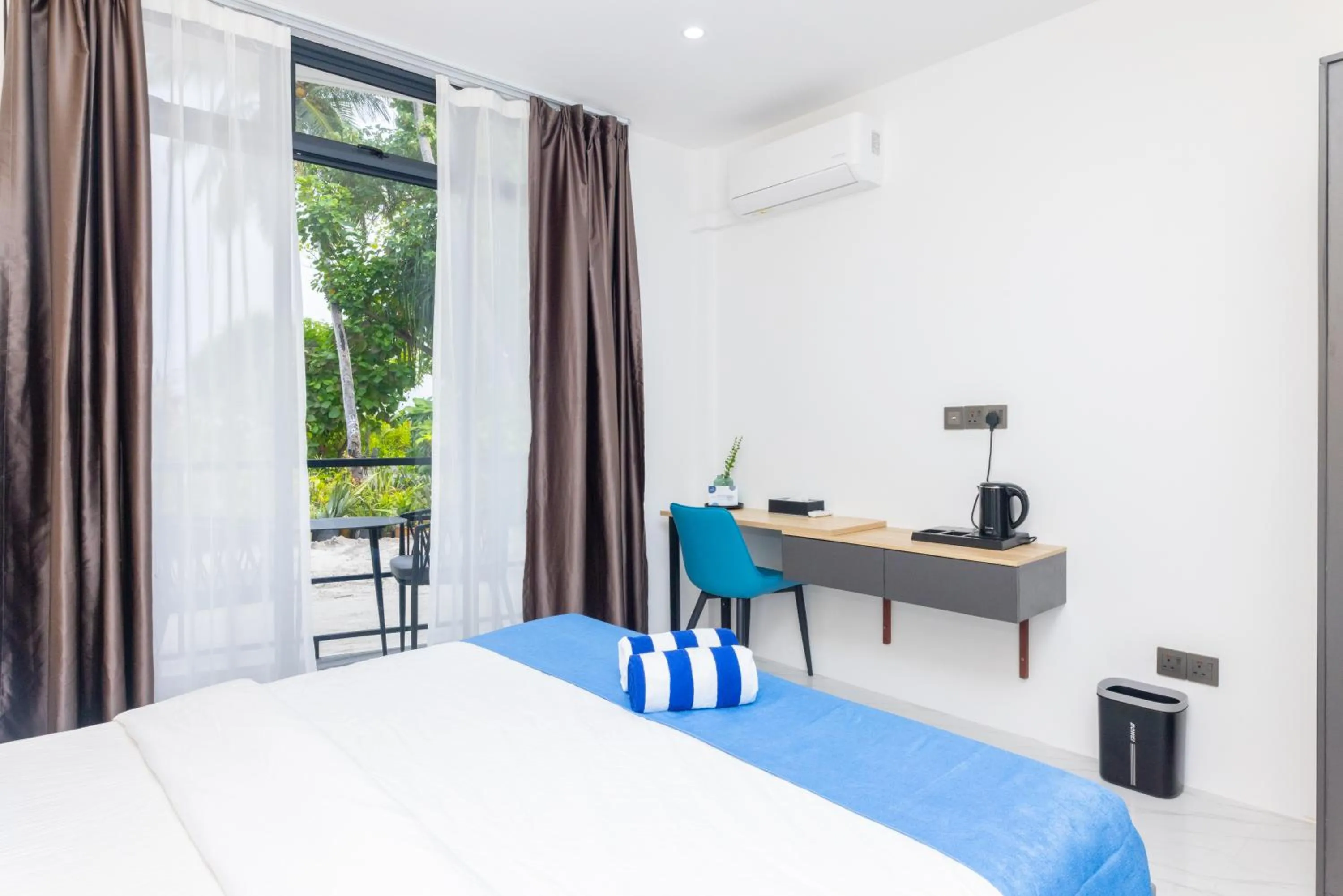 Balcony/Terrace, Bed in Atoll Residence Dhangethi