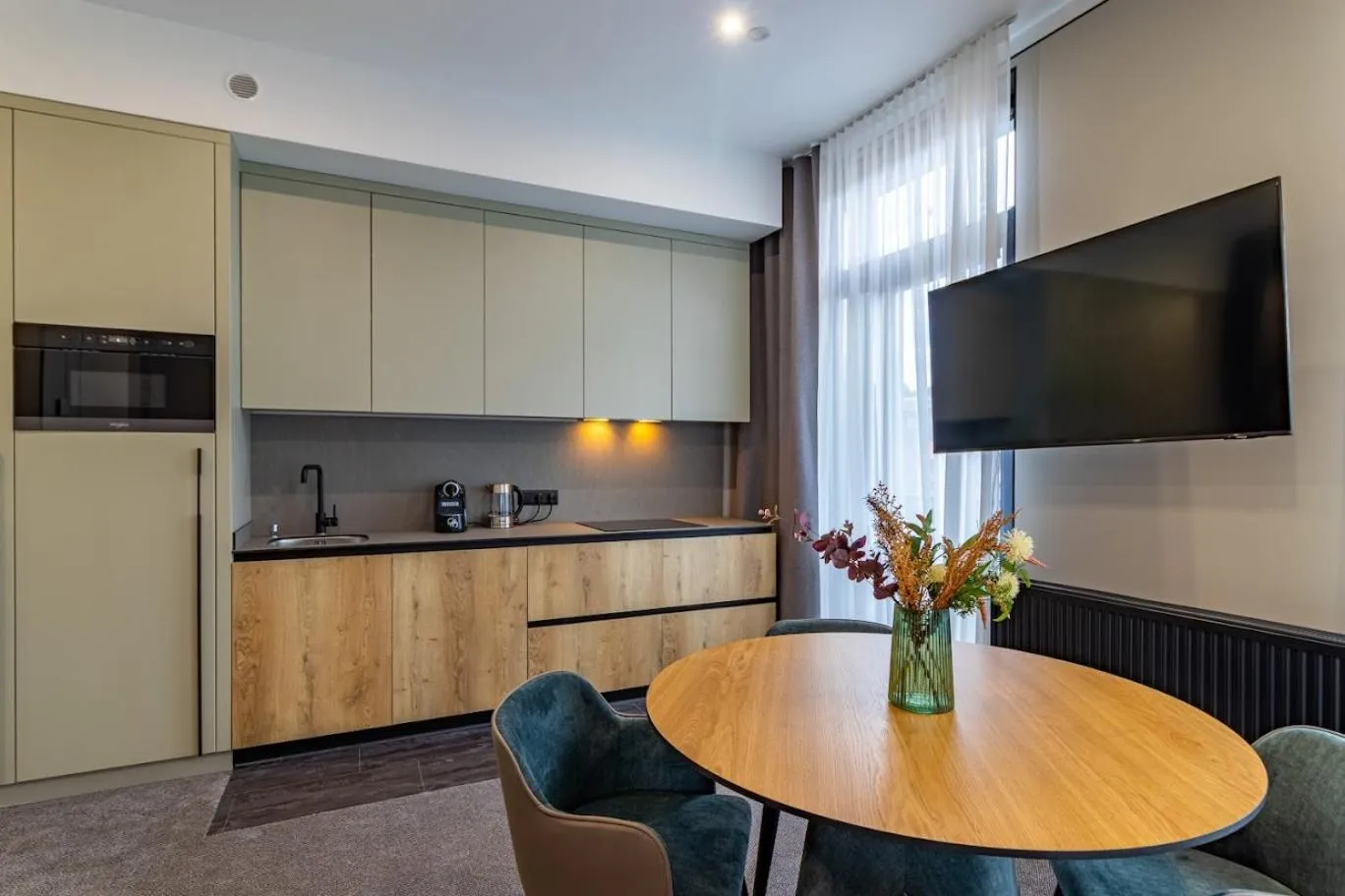 Communal lounge/ TV room in Shelter Apart Hotel