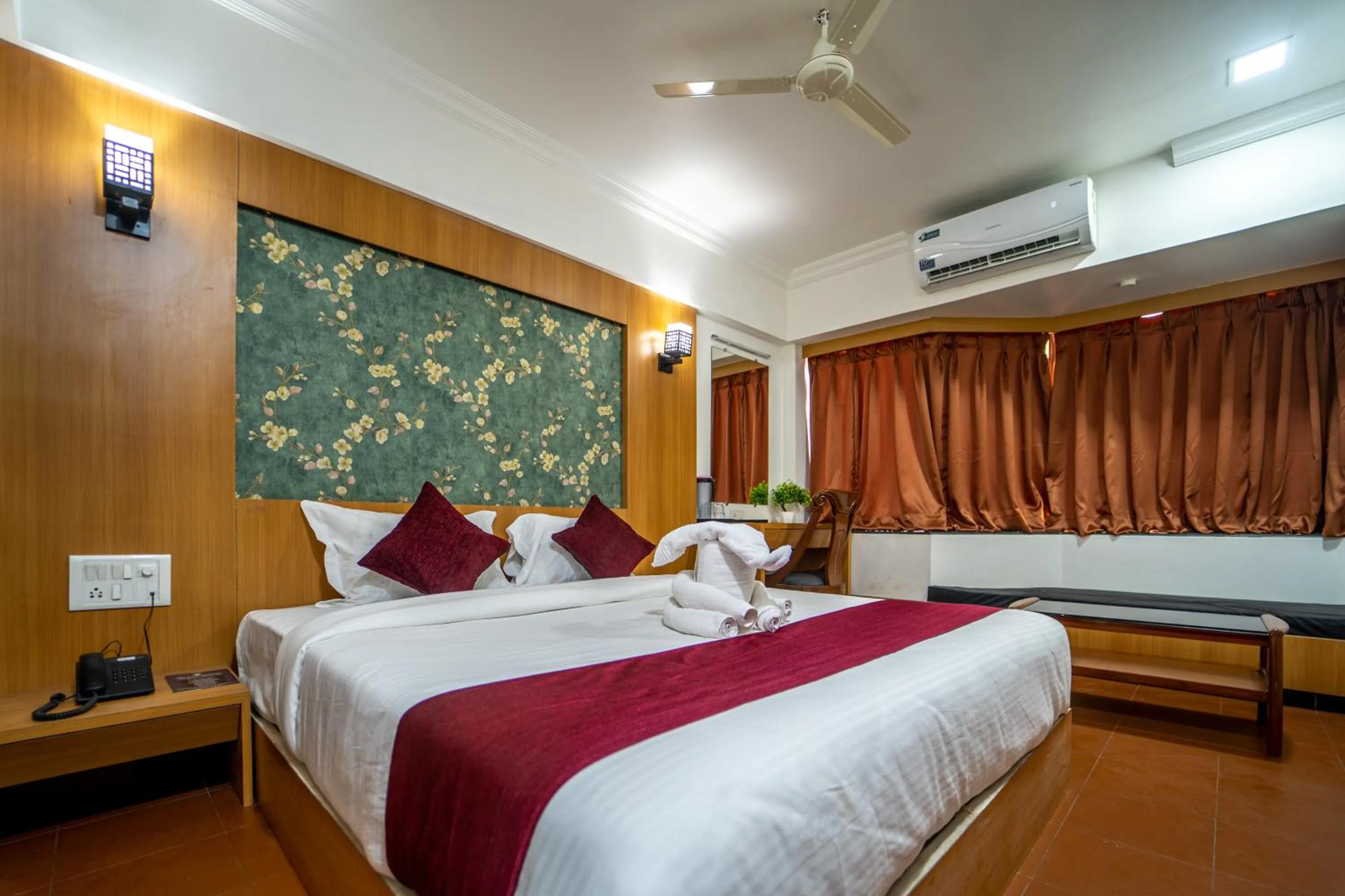 Photo of the whole room, Bed in Hotel Kewal