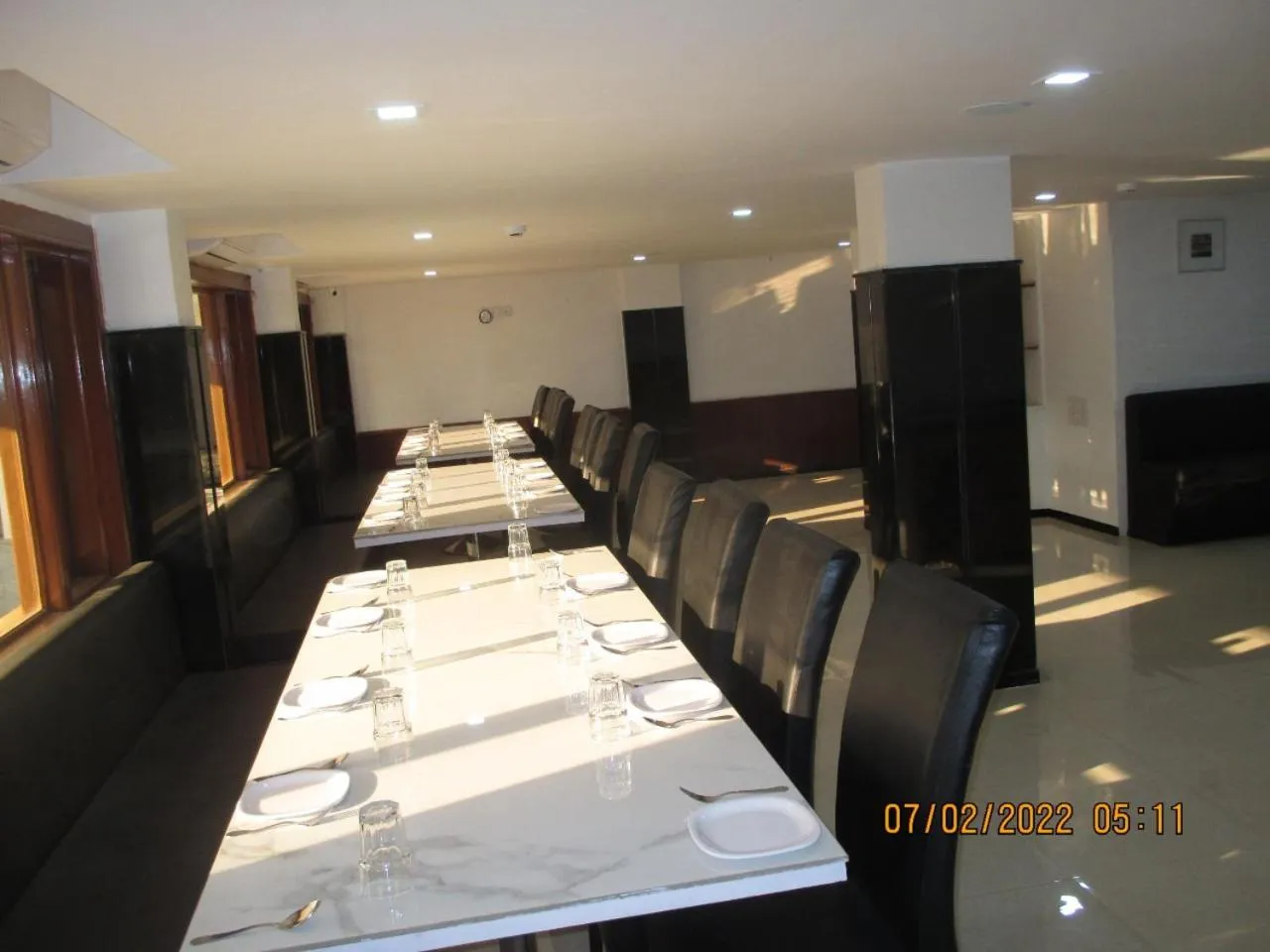 Restaurant/places to eat in Hotel Kewal