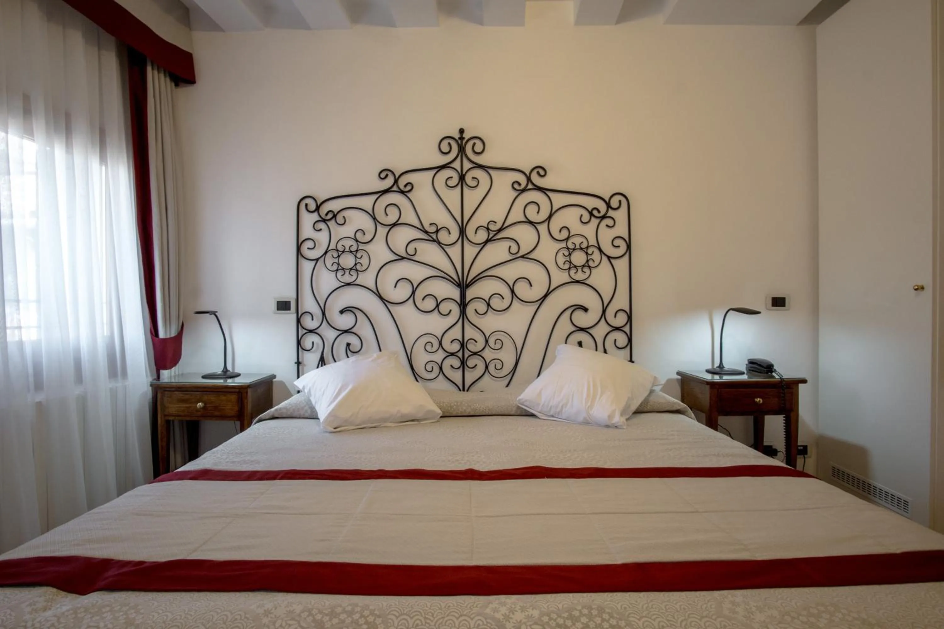 Bedroom, Bed in Hotel Antigo Trovatore