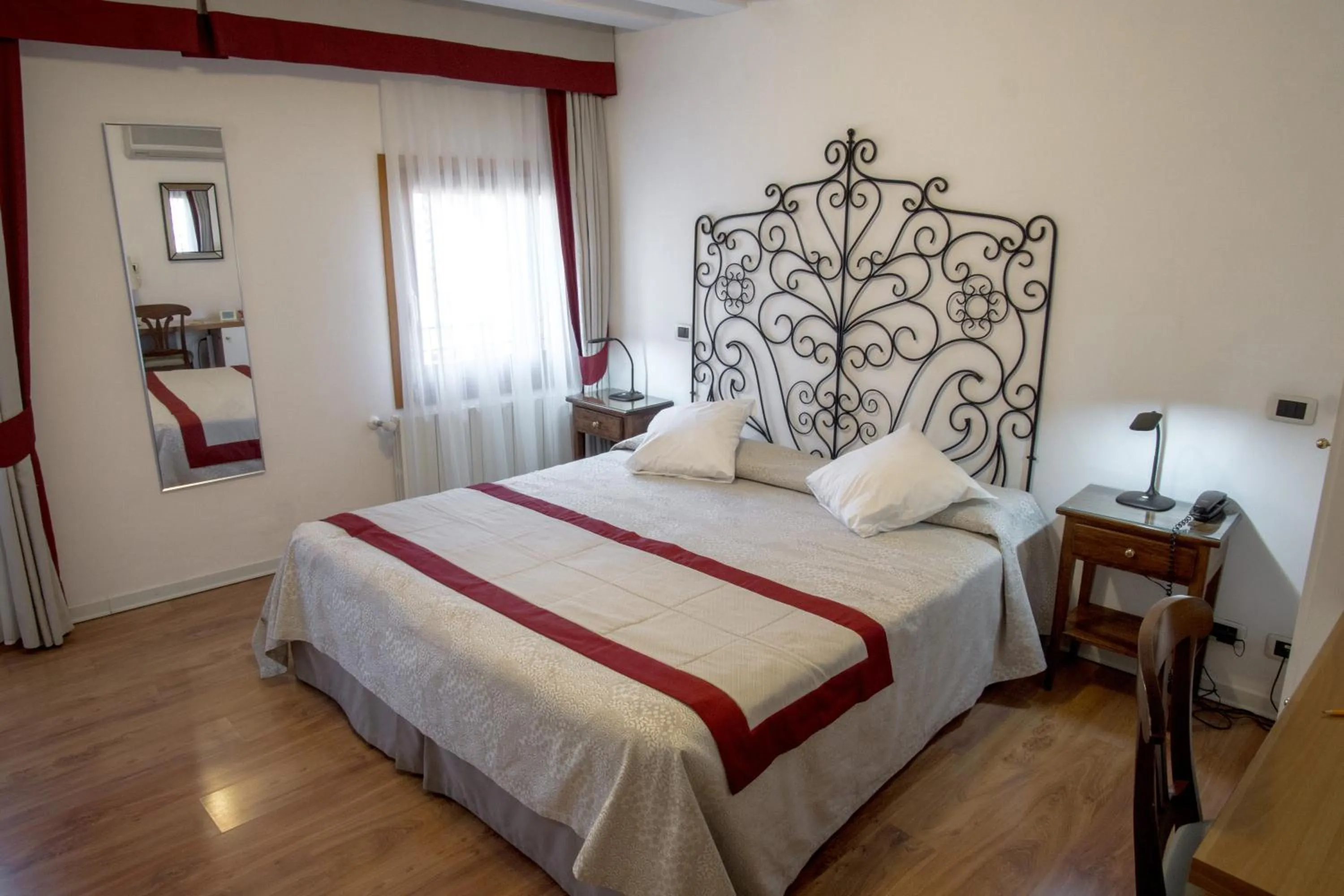 Bedroom, Bed in Hotel Antigo Trovatore