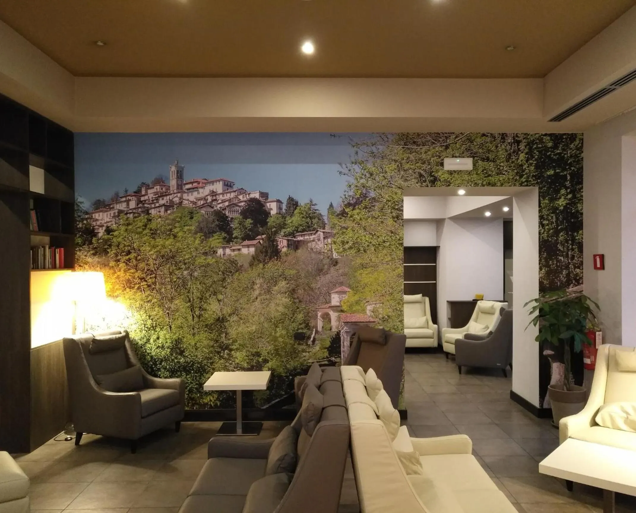 Communal lounge/ TV room in Bis Hotel Varese
