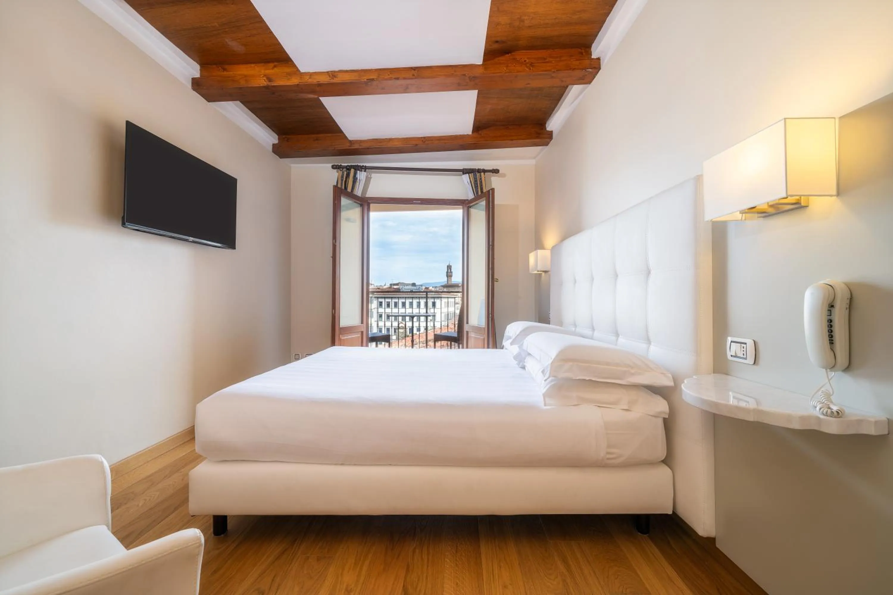 Balcony/Terrace, Bed in Hotel Croce Di Malta