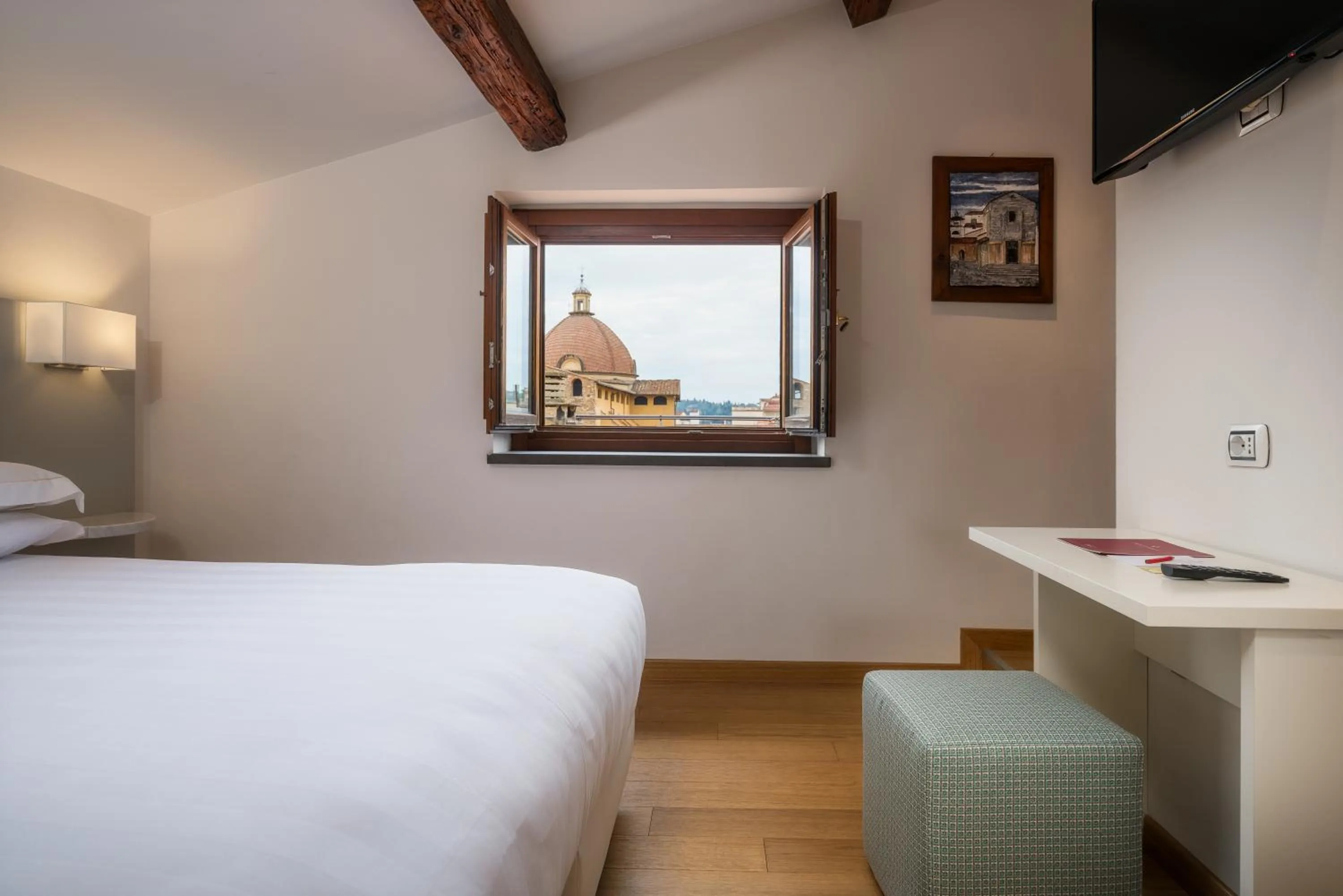 View (from property/room), Bed in Hotel Croce Di Malta