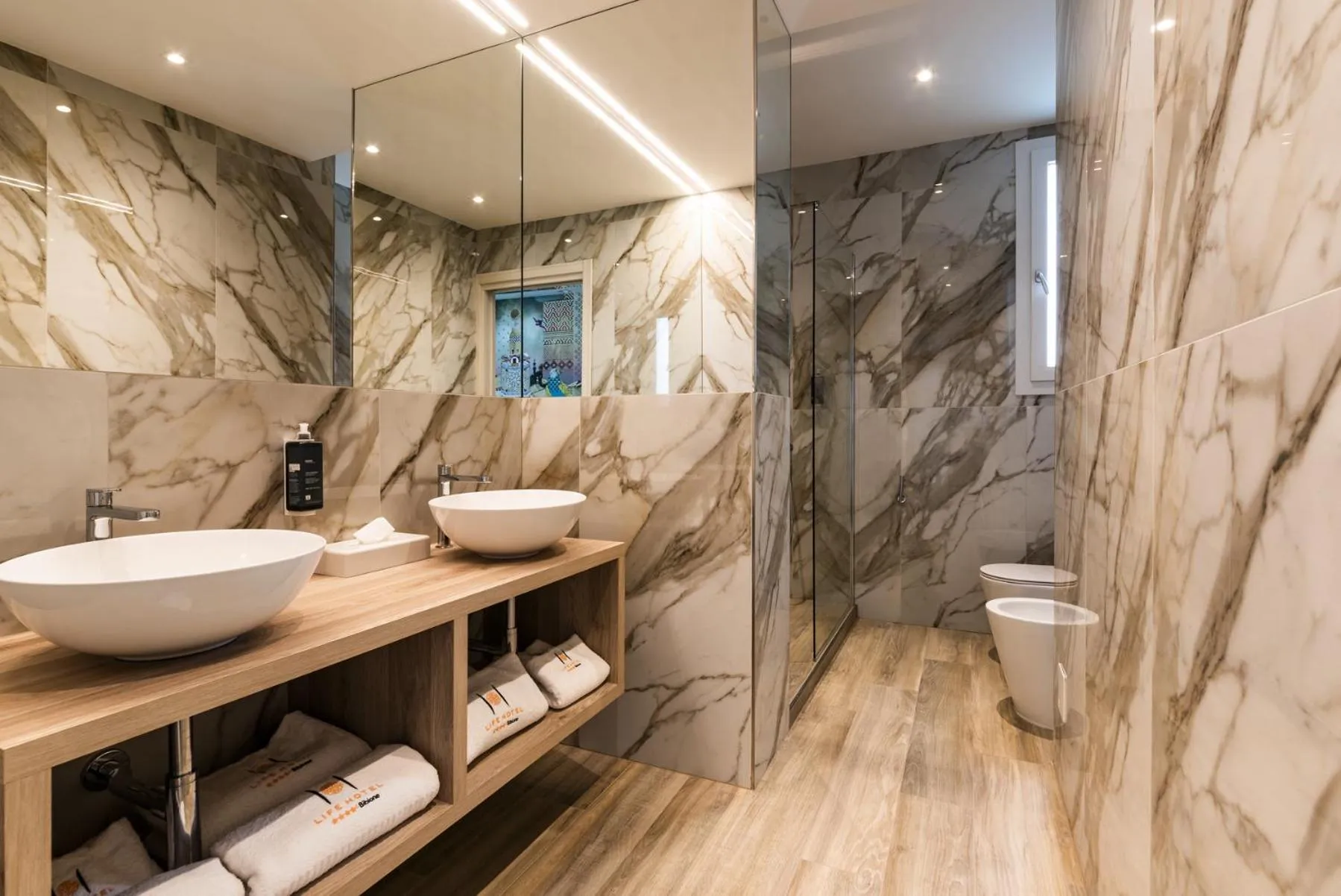 Shower in Life Hotel 4 Superior