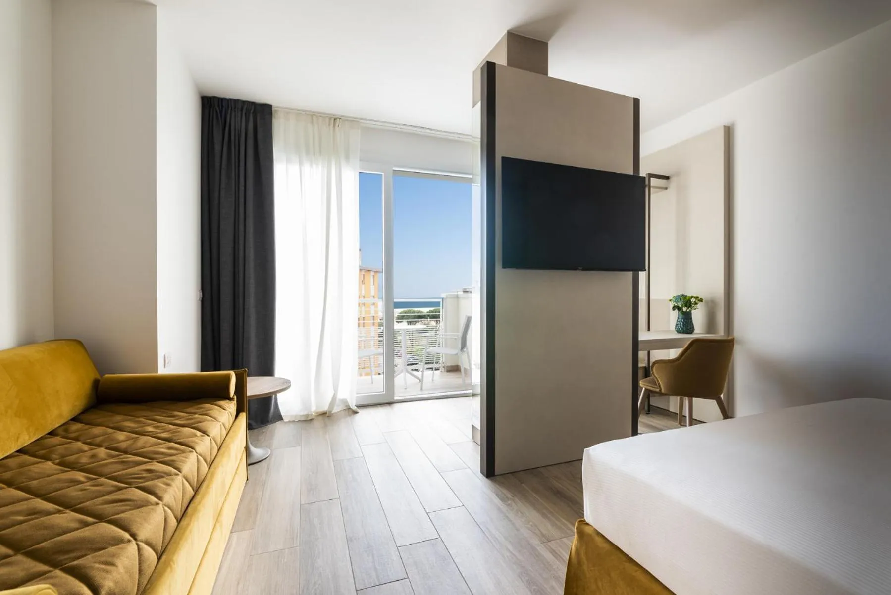 Property building, Bed in Life Hotel 4 Superior