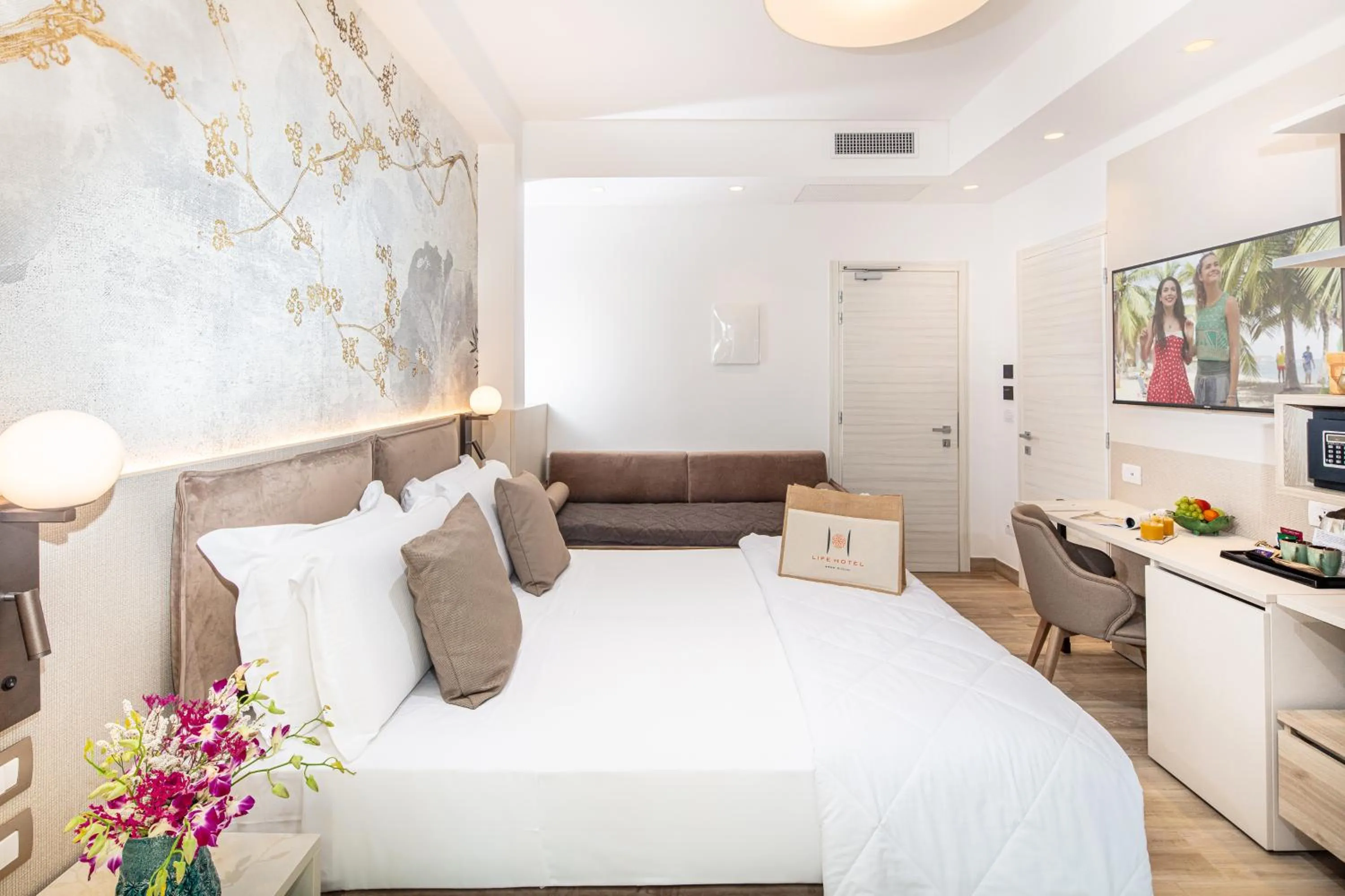 Property building, Bed in Life Hotel 4 Superior