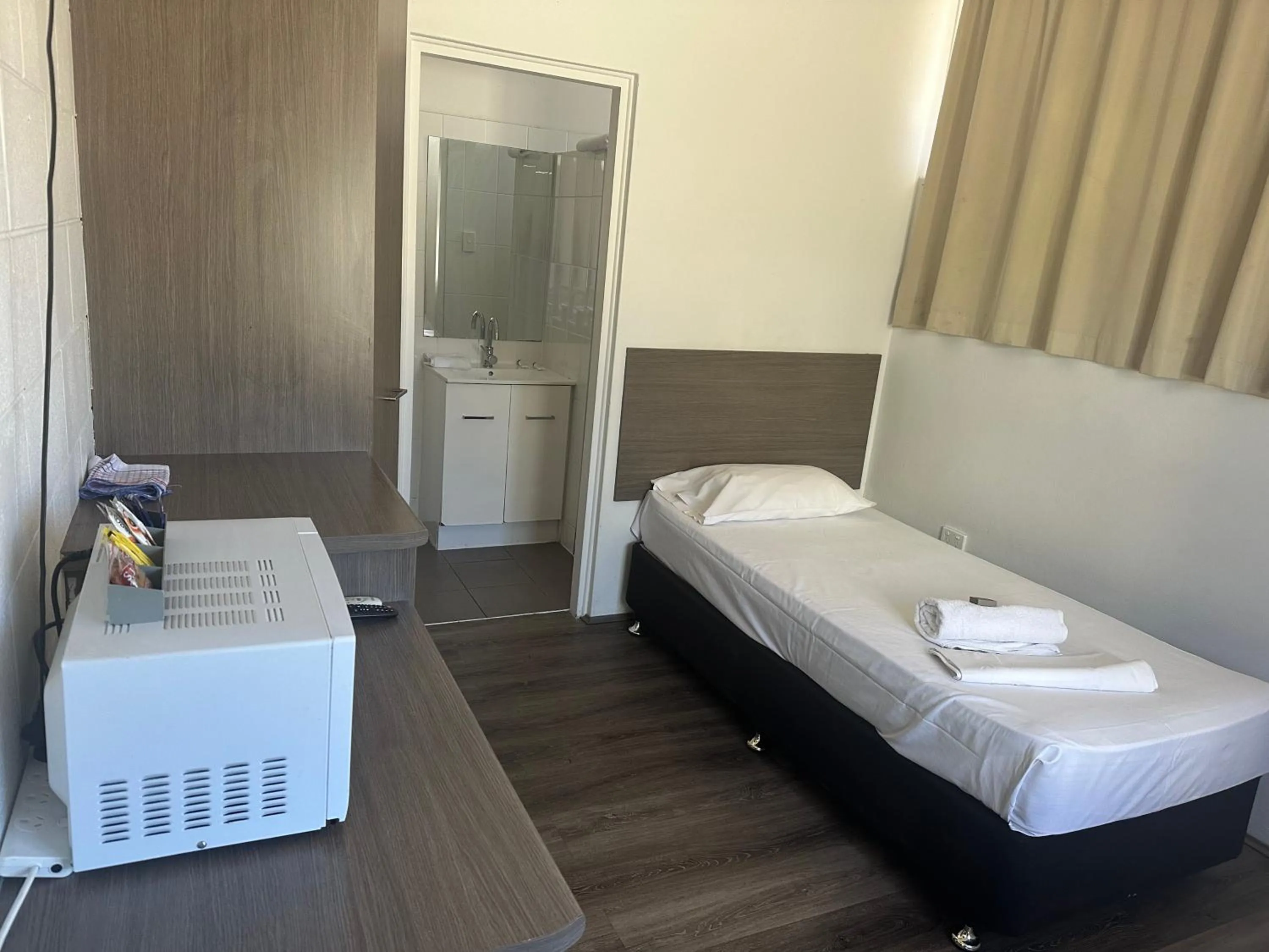 Bed in Townsville City Motel