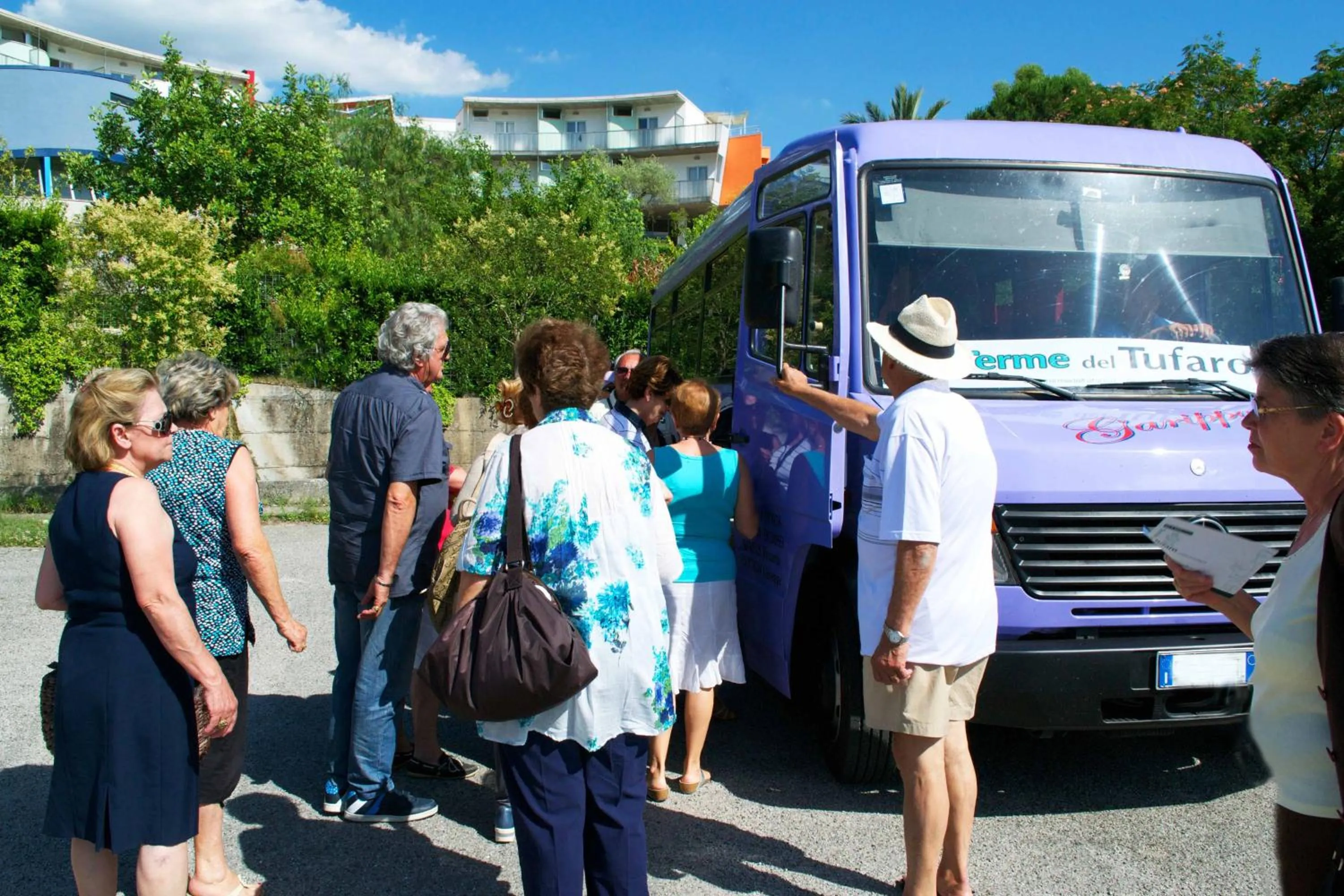 group of guests in Terme Del Tufaro