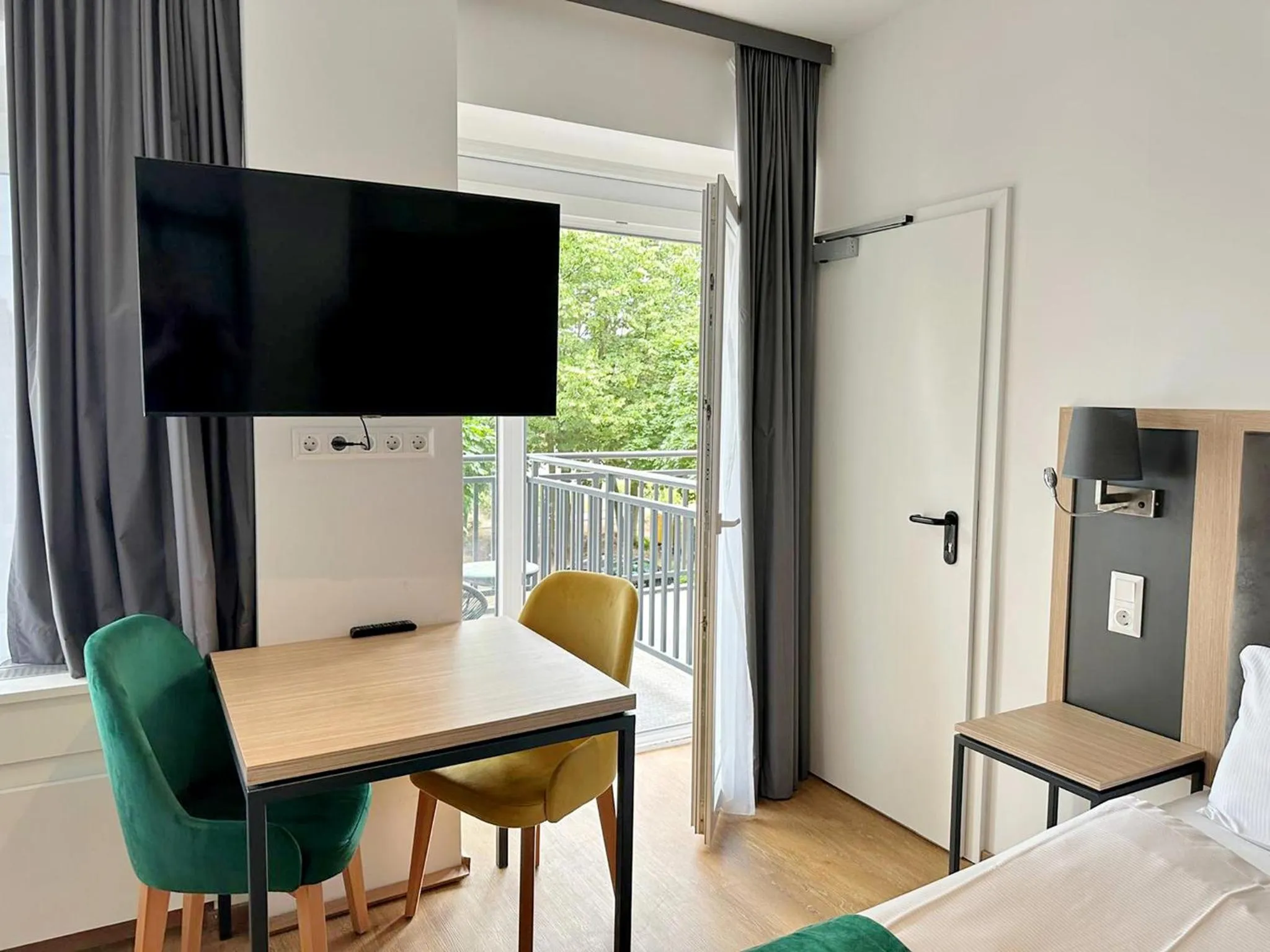 Photo of the whole room, Bed in DORMERO Hotel Rüsselsheim Airport-Frankfurt