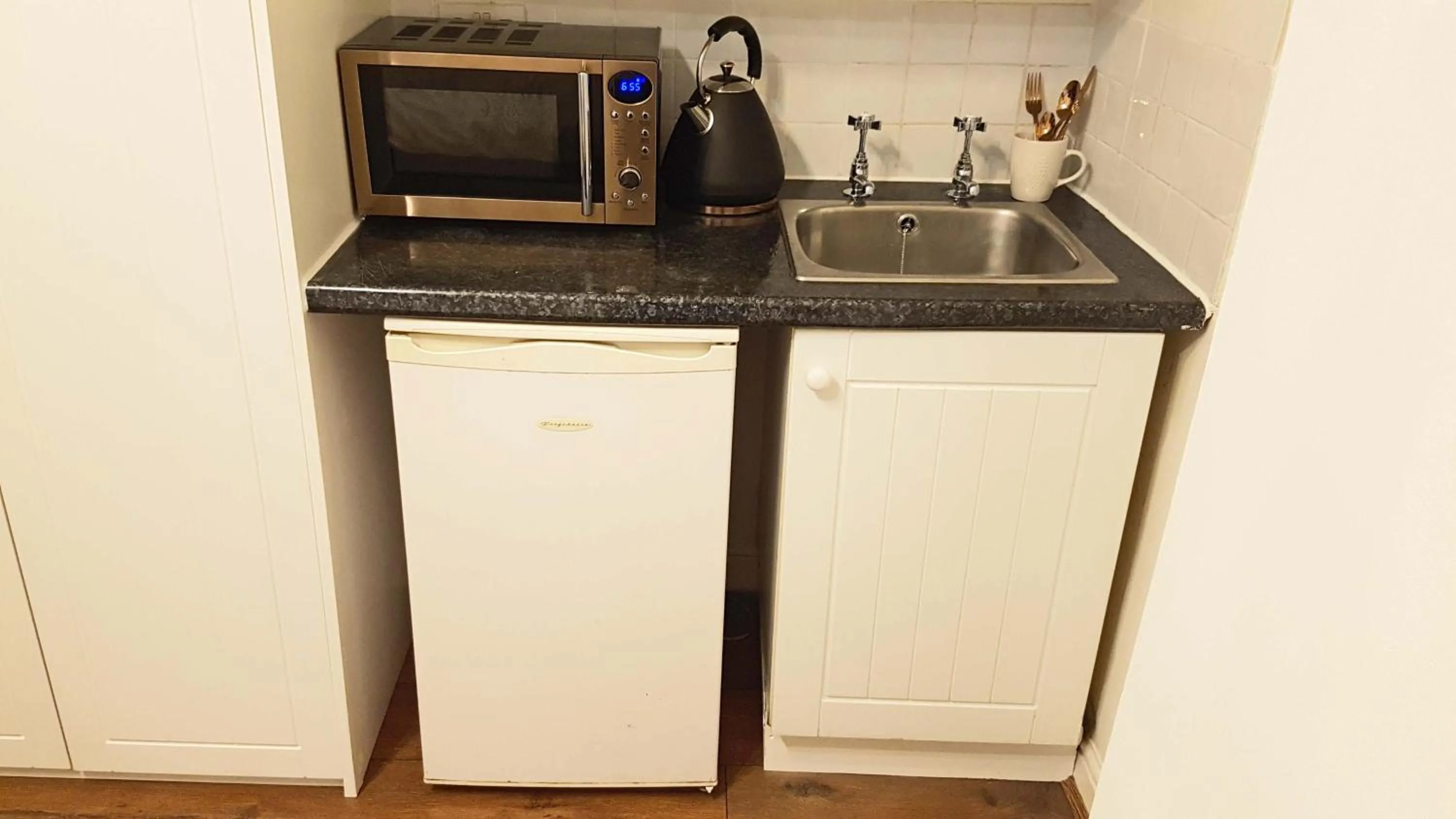 Kitchen or kitchenette in The Greenwich Pensioner Guesthouse