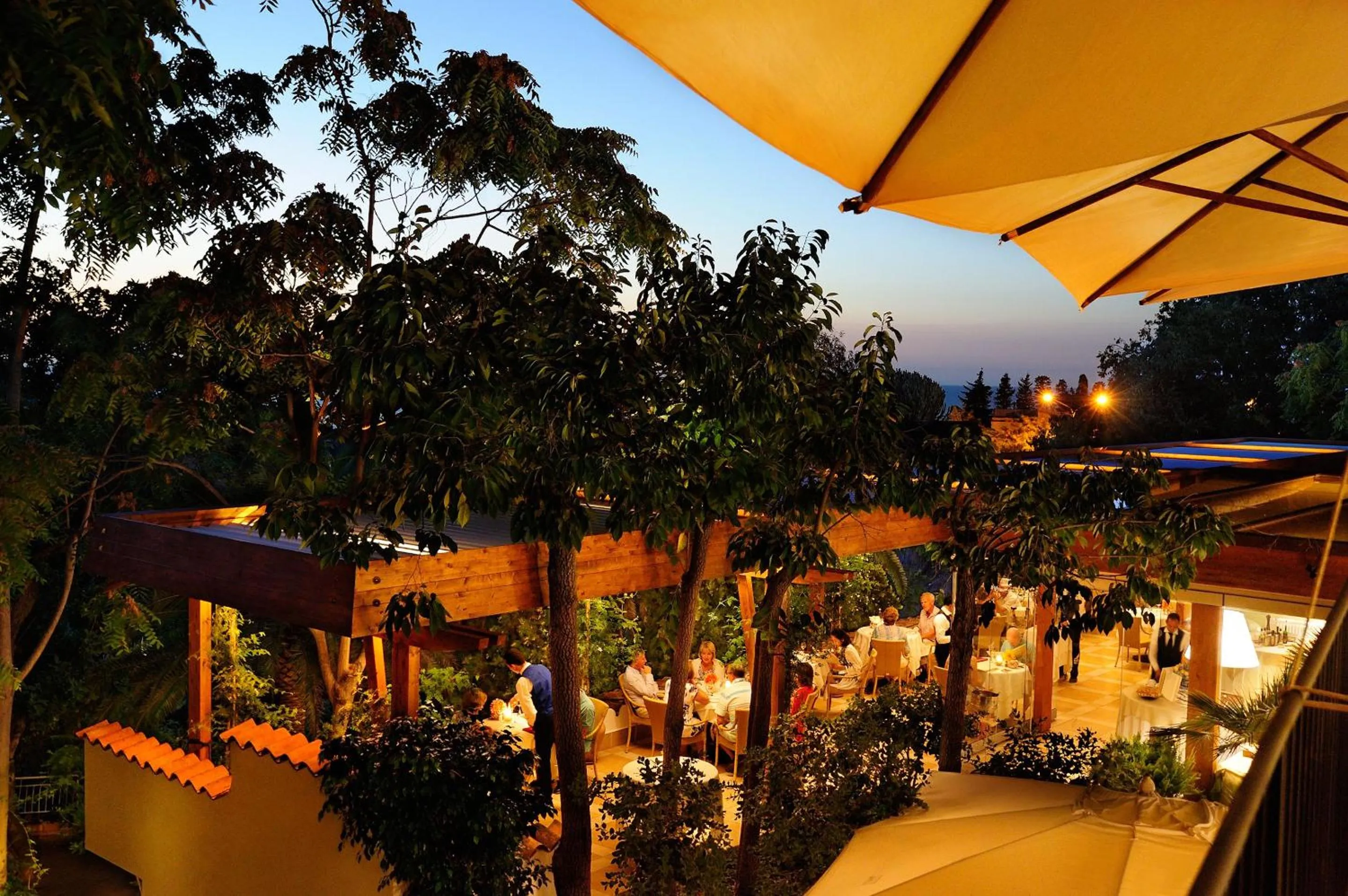 Restaurant/places to eat in Alberi del Paradiso