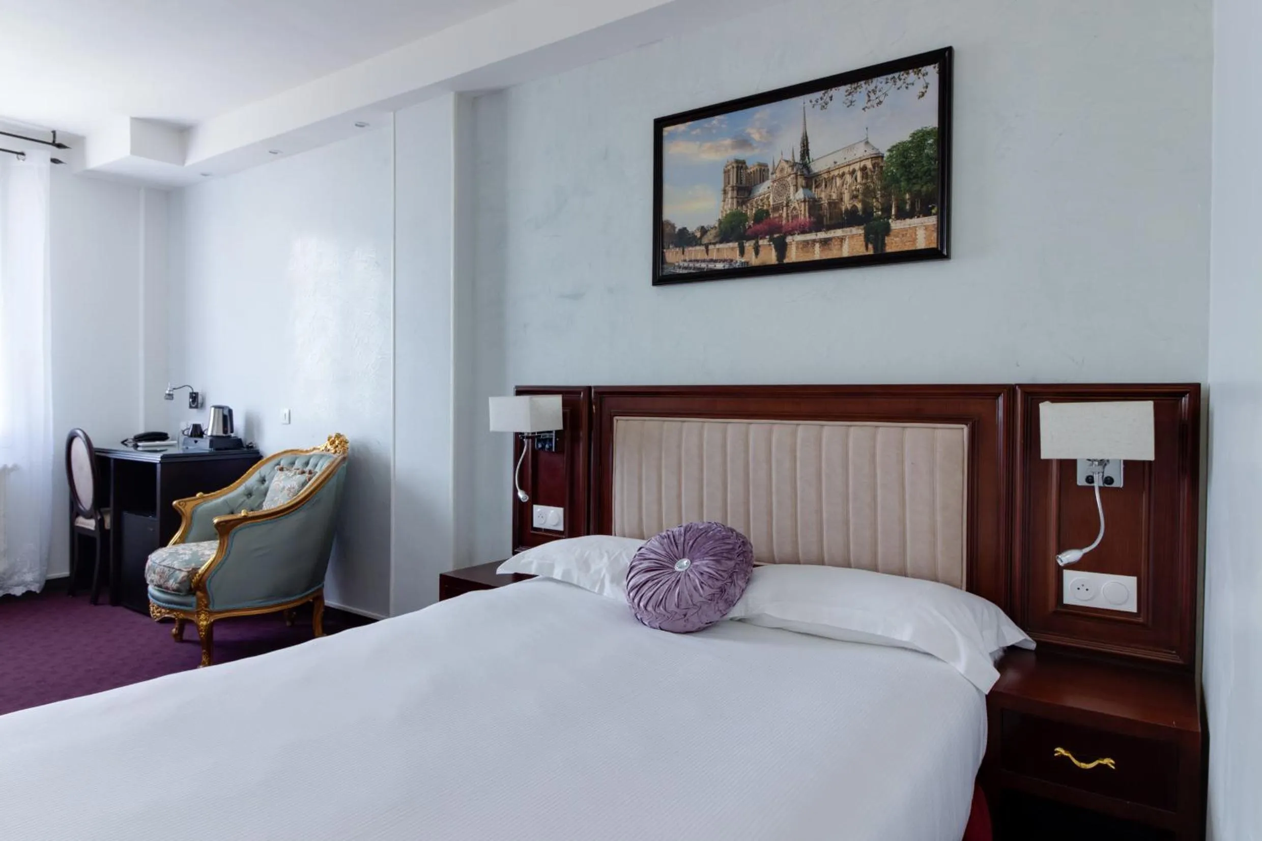 Bed in HOTEL ROYAL Paris Ivry