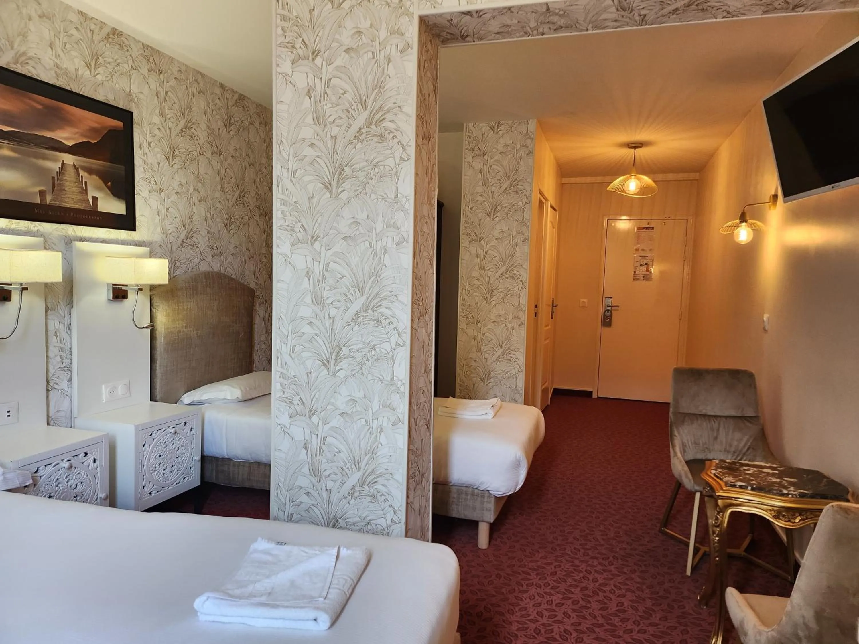 Communal lounge/ TV room, Bed in HOTEL ROYAL Paris Ivry
