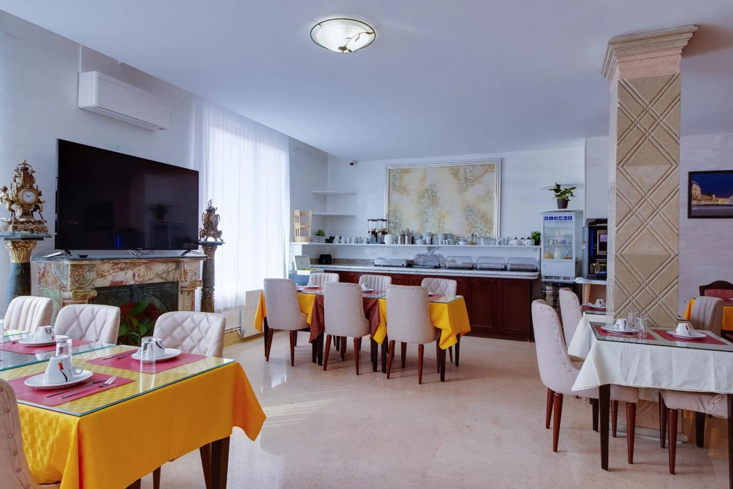 Breakfast in HOTEL ROYAL Paris Ivry