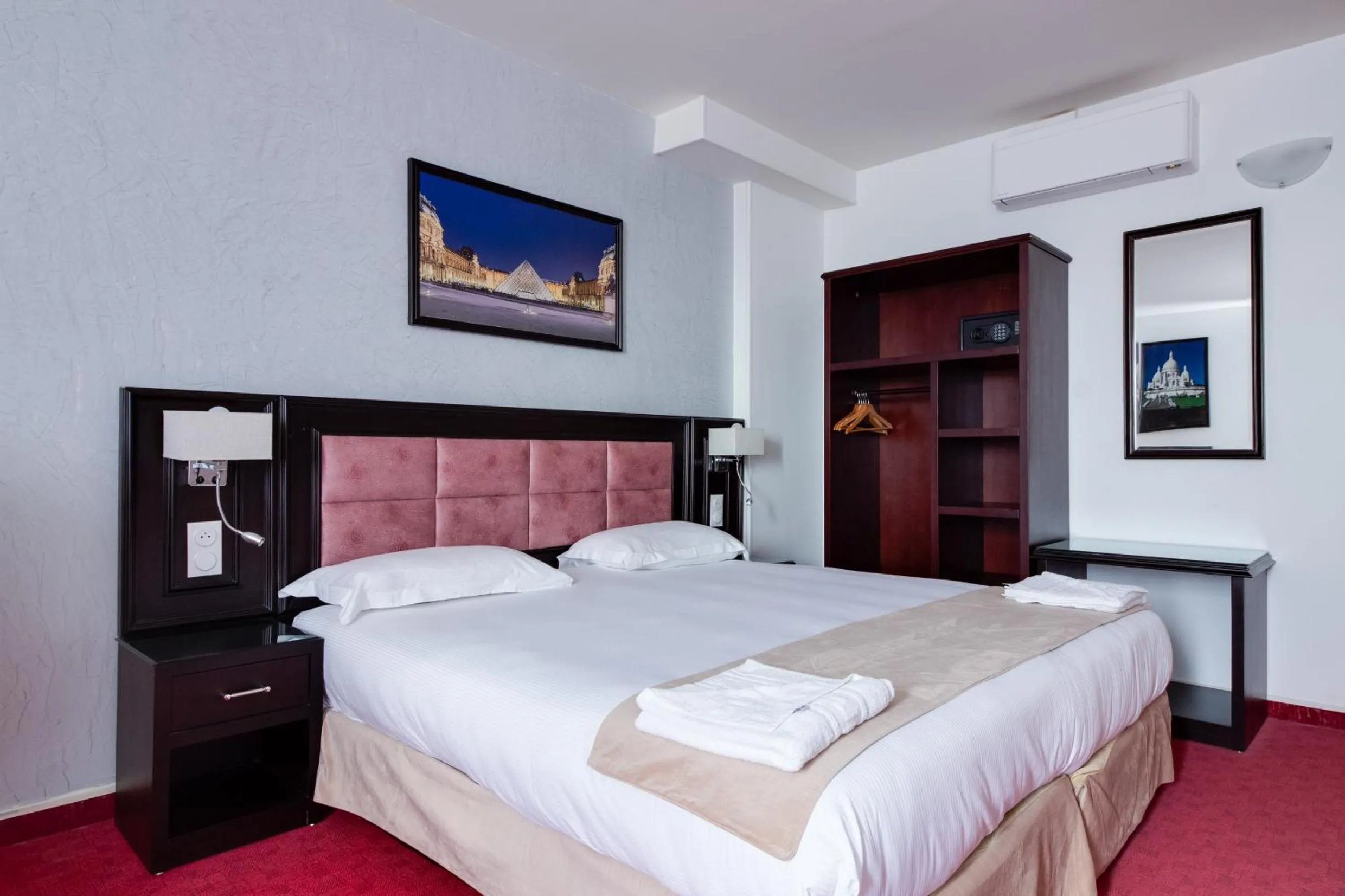 Bed in HOTEL ROYAL Paris Ivry