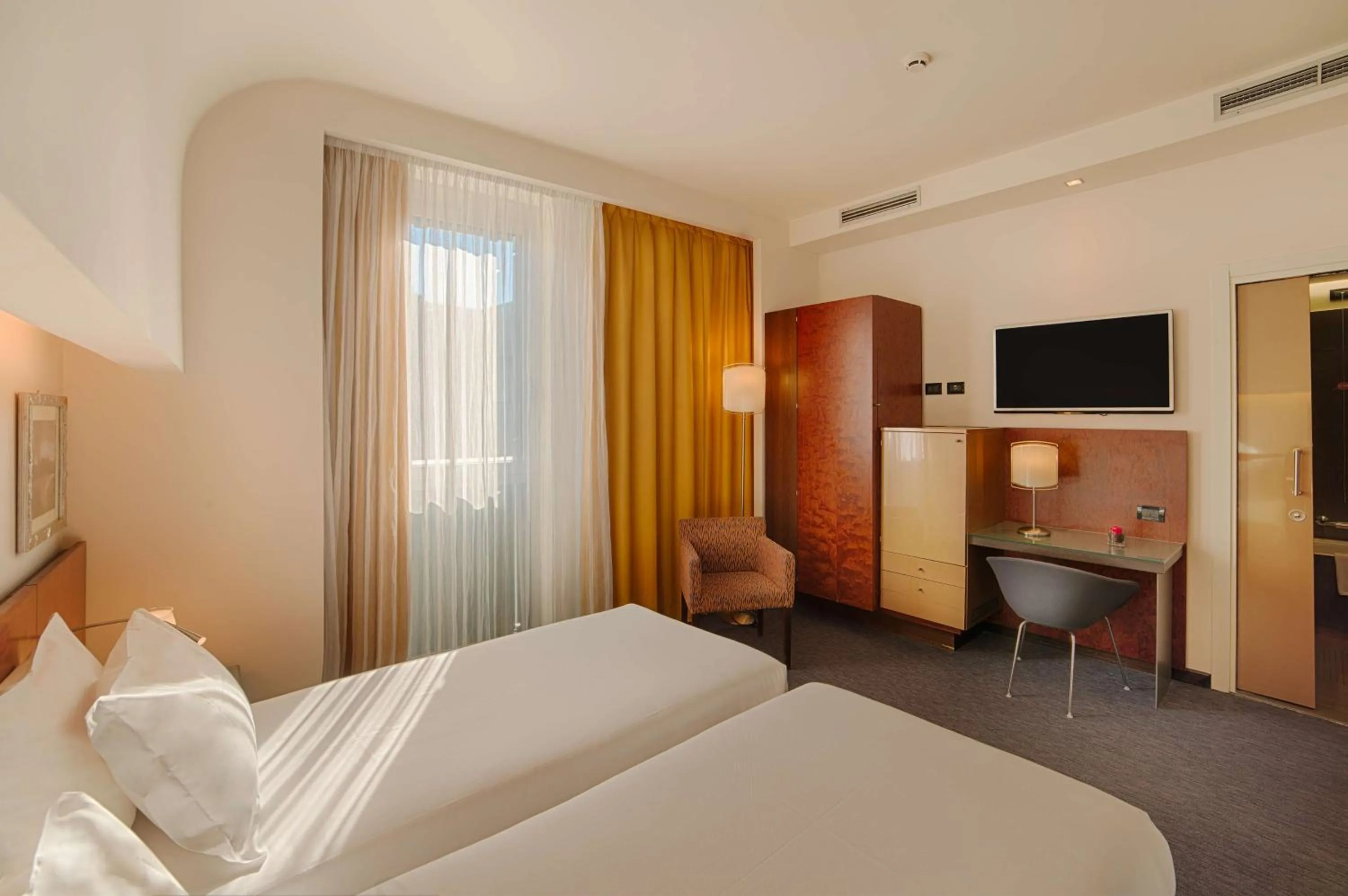 Photo of the whole room, Bed in NH Bergamo