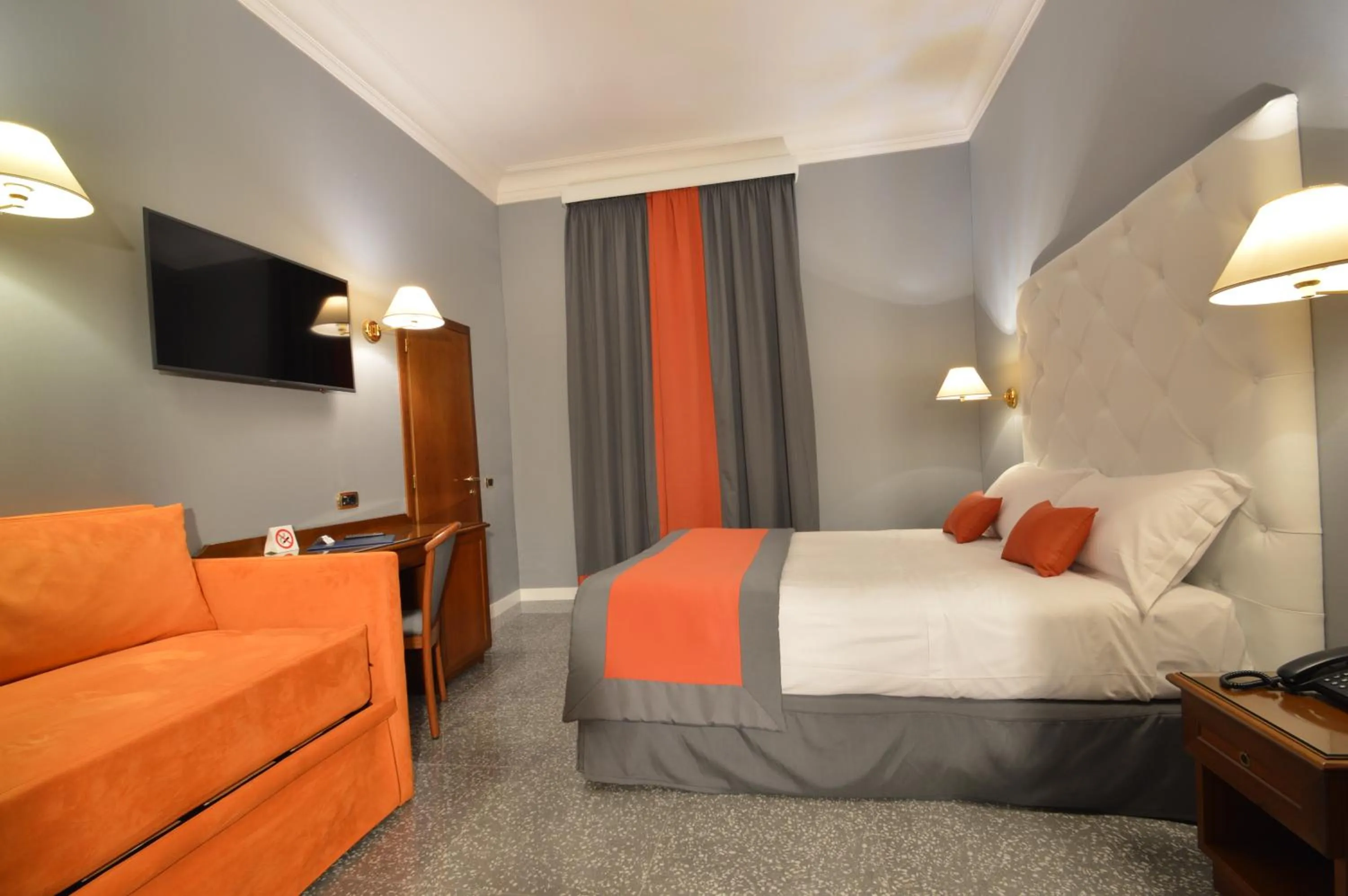 Photo of the whole room, Bed in Hotel Montecarlo