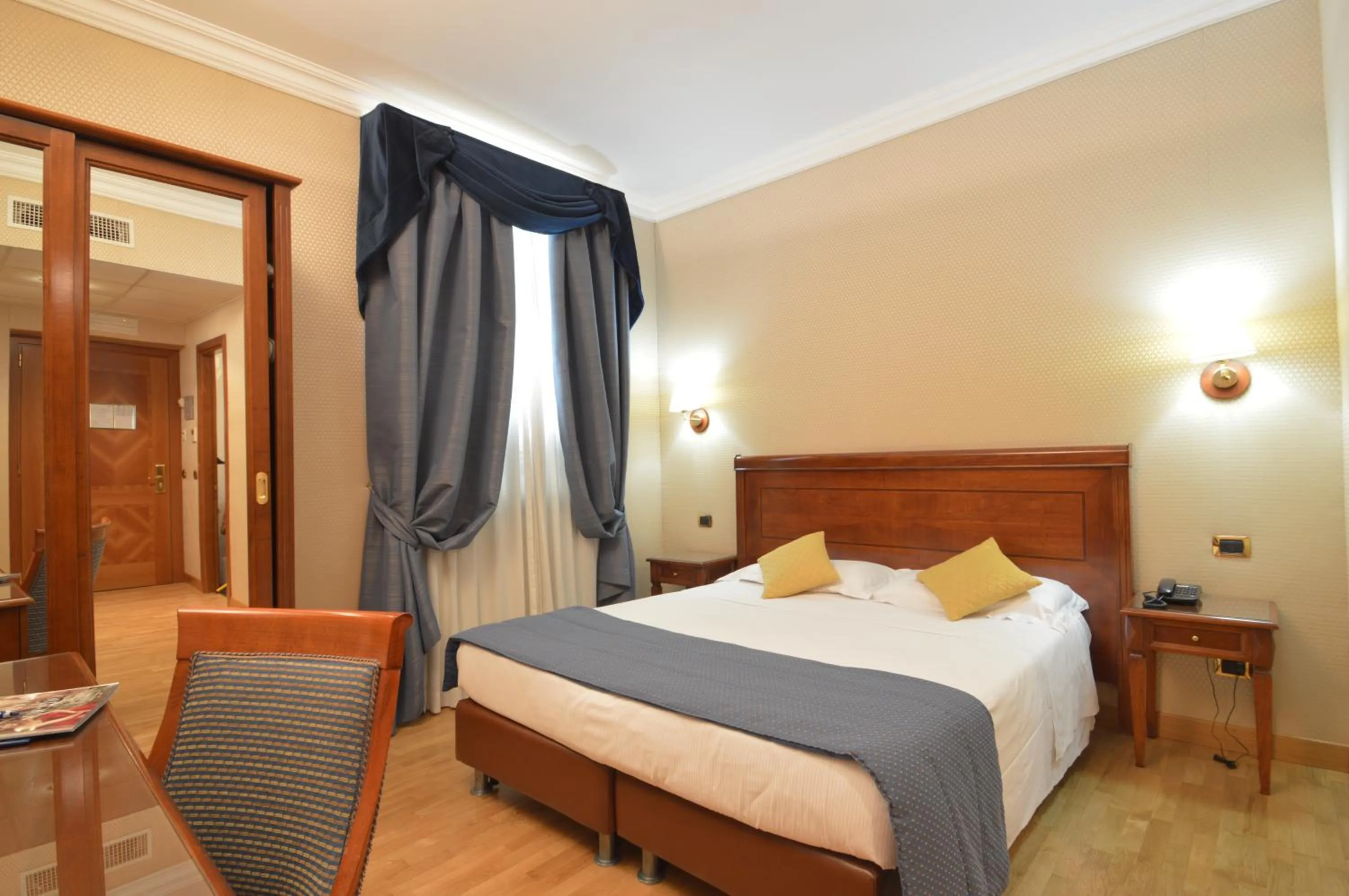 Photo of the whole room, Bed in Hotel Montecarlo