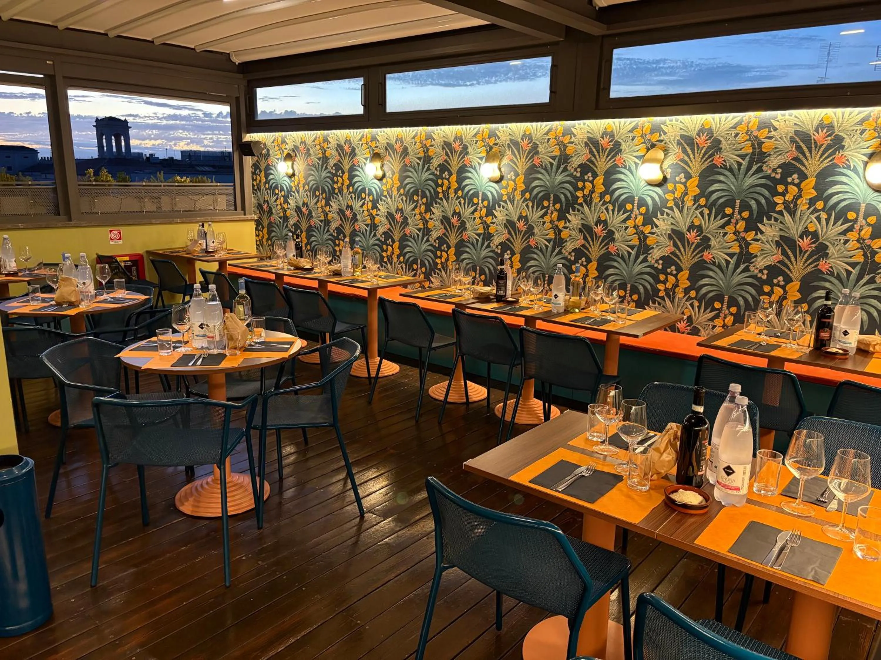 Restaurant/places to eat in Hotel Montecarlo