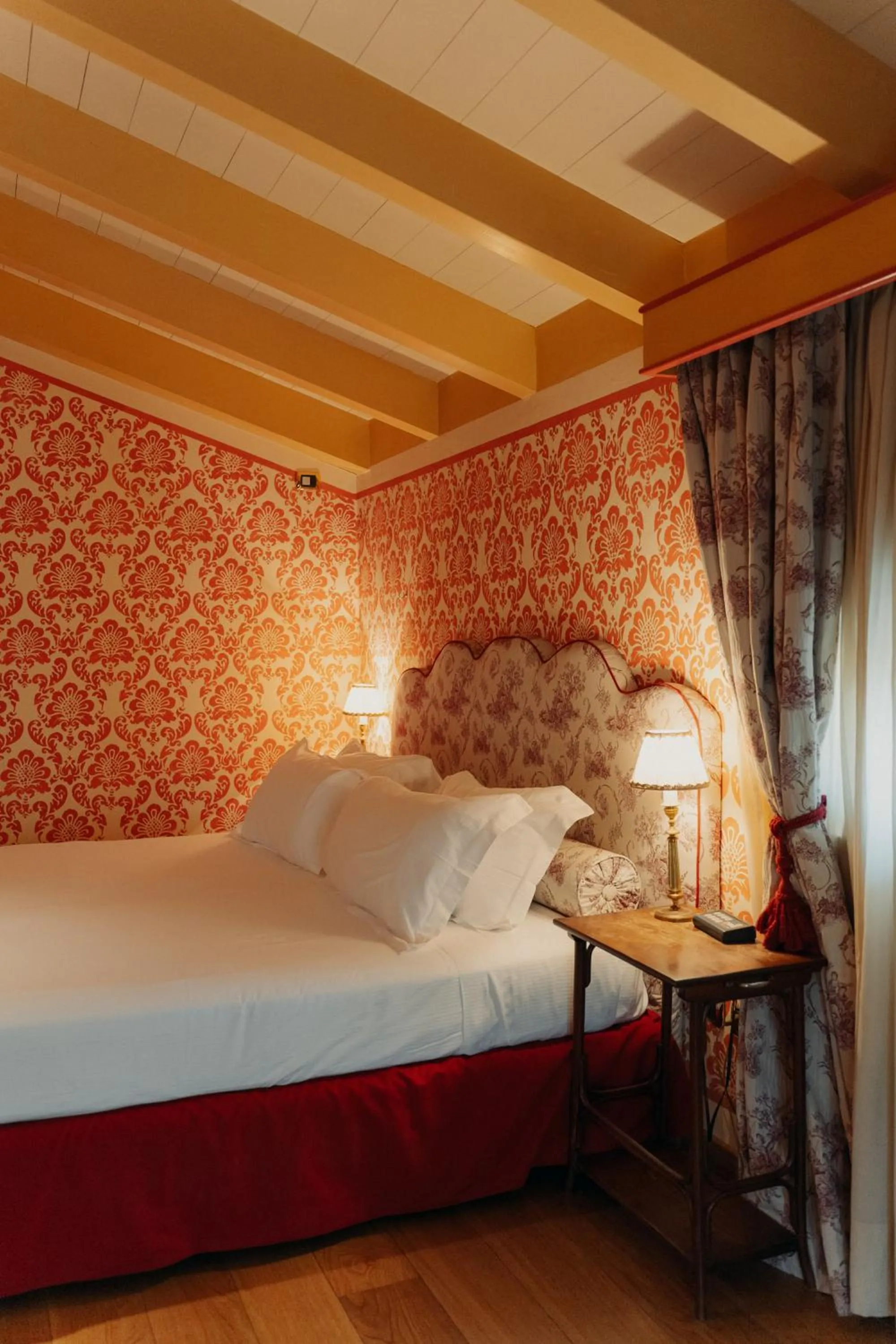 Bed in Hotel Palazzo Guiscardo Pietrasanta