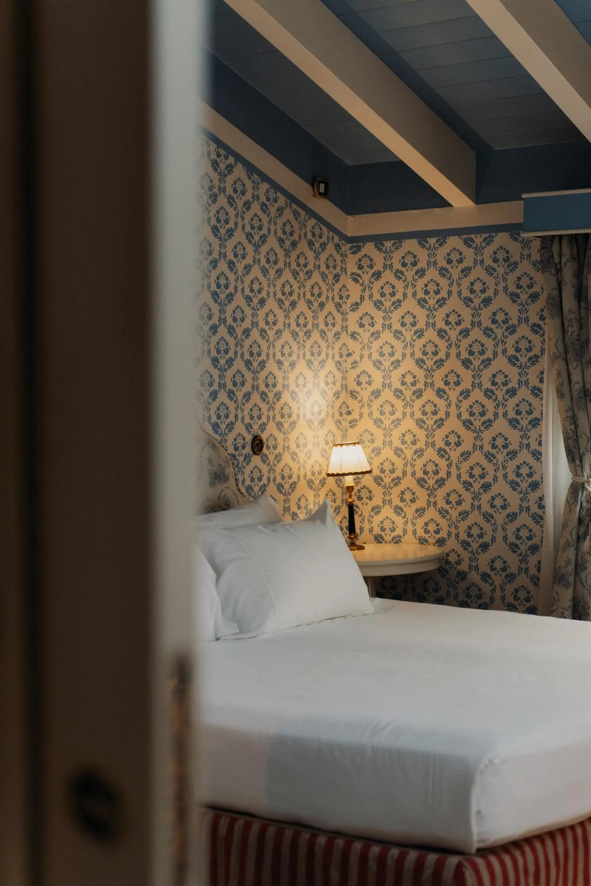 Bed in Hotel Palazzo Guiscardo Pietrasanta