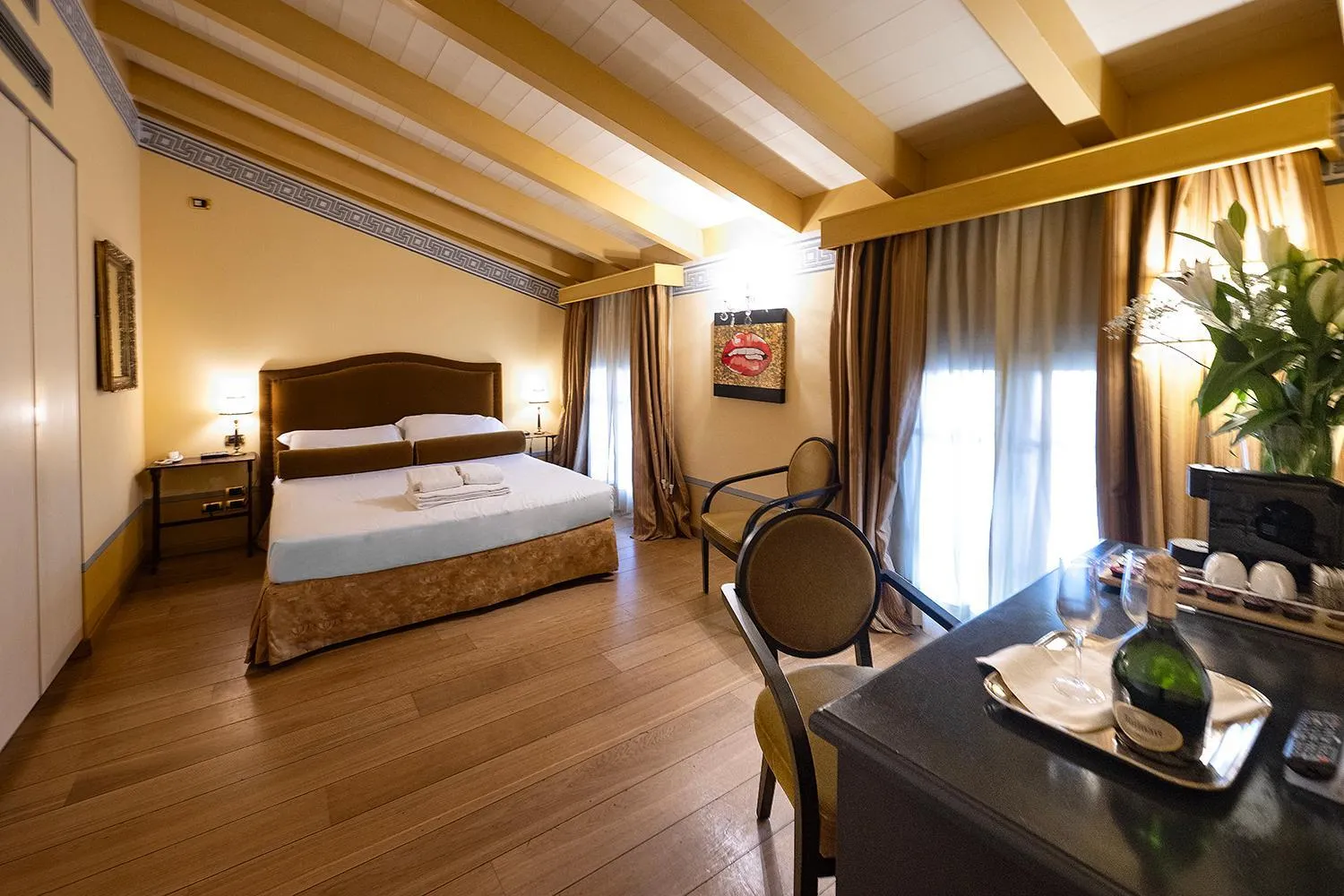 Bed in Hotel Palazzo Guiscardo Pietrasanta