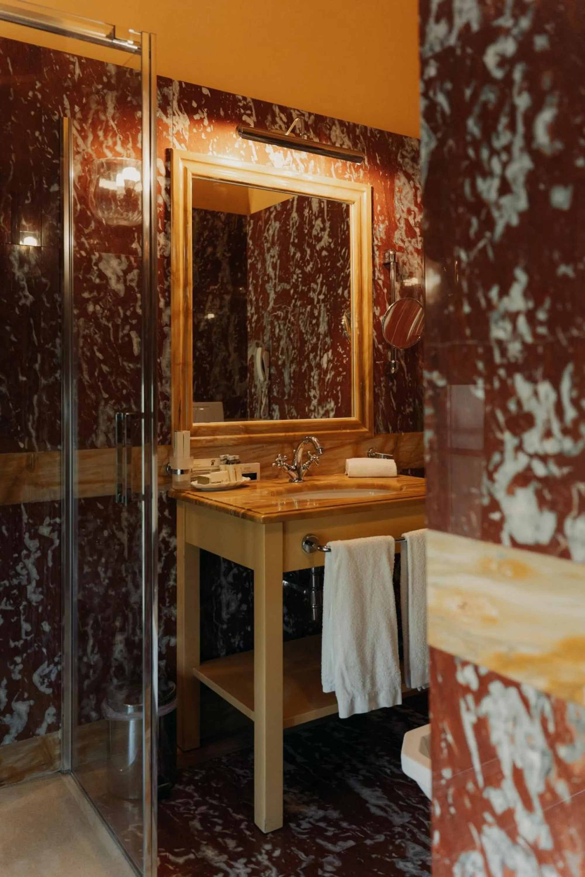 Shower in Hotel Palazzo Guiscardo Pietrasanta