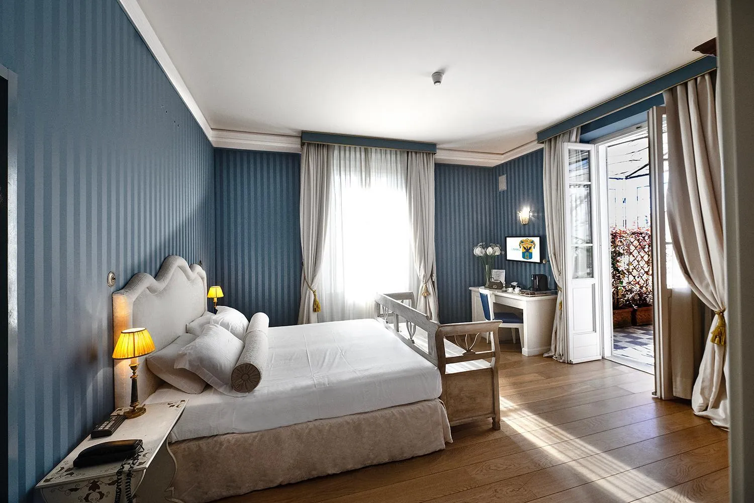 Bed in Hotel Palazzo Guiscardo Pietrasanta