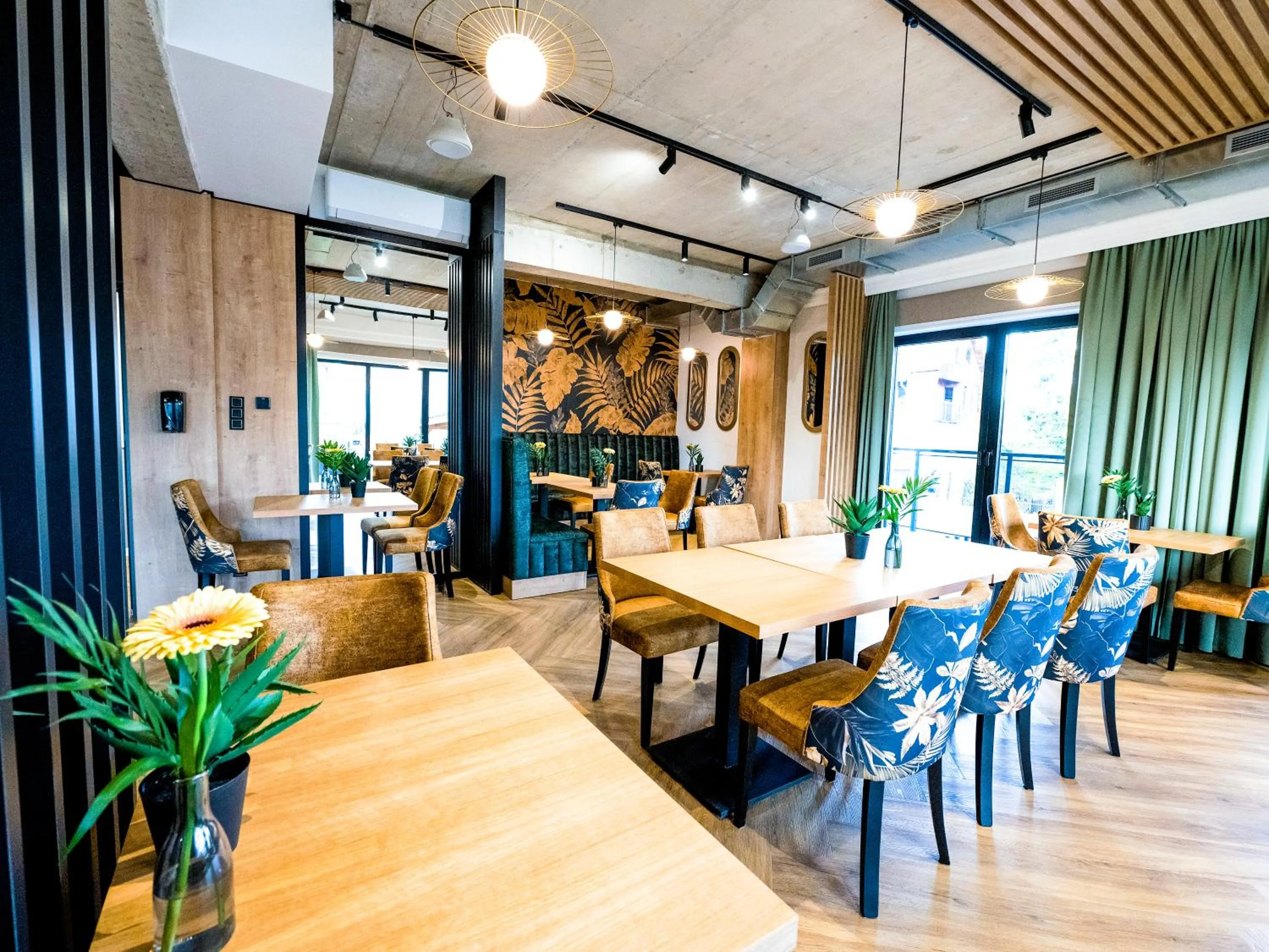 Restaurant/places to eat in Aparthotel Green Concrete