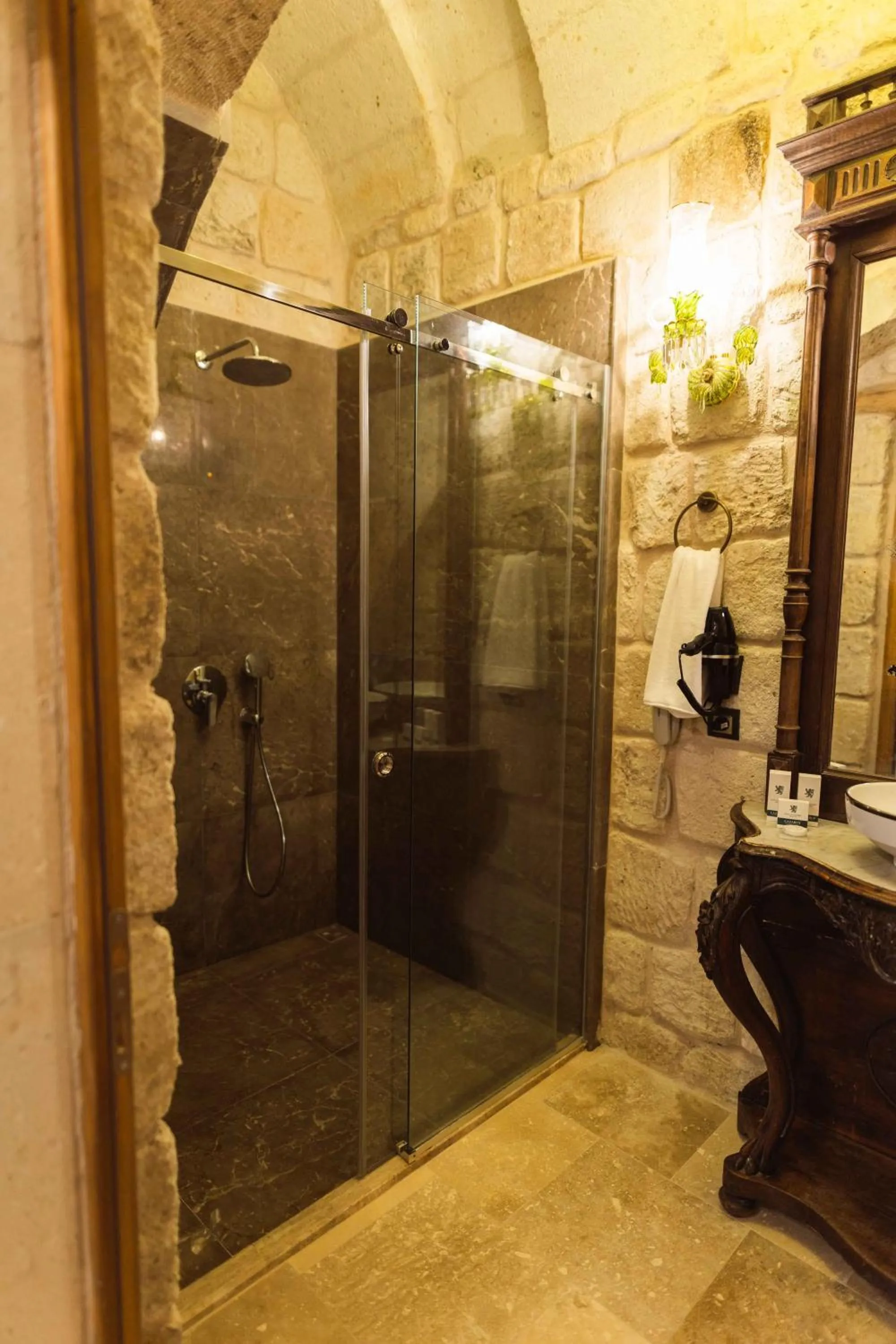 Bathroom in Solo Cave Suites