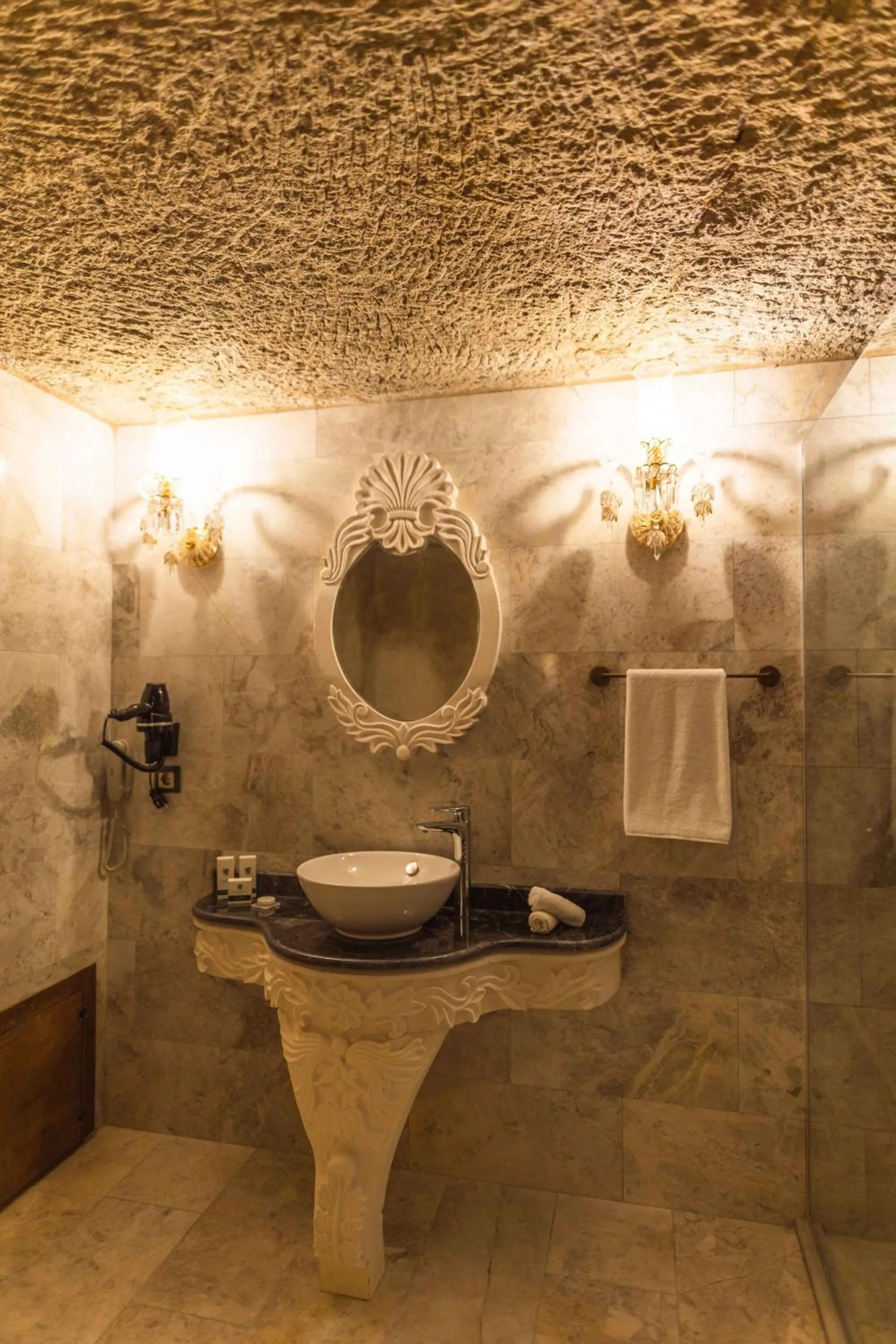 Bathroom in Solo Cave Suites