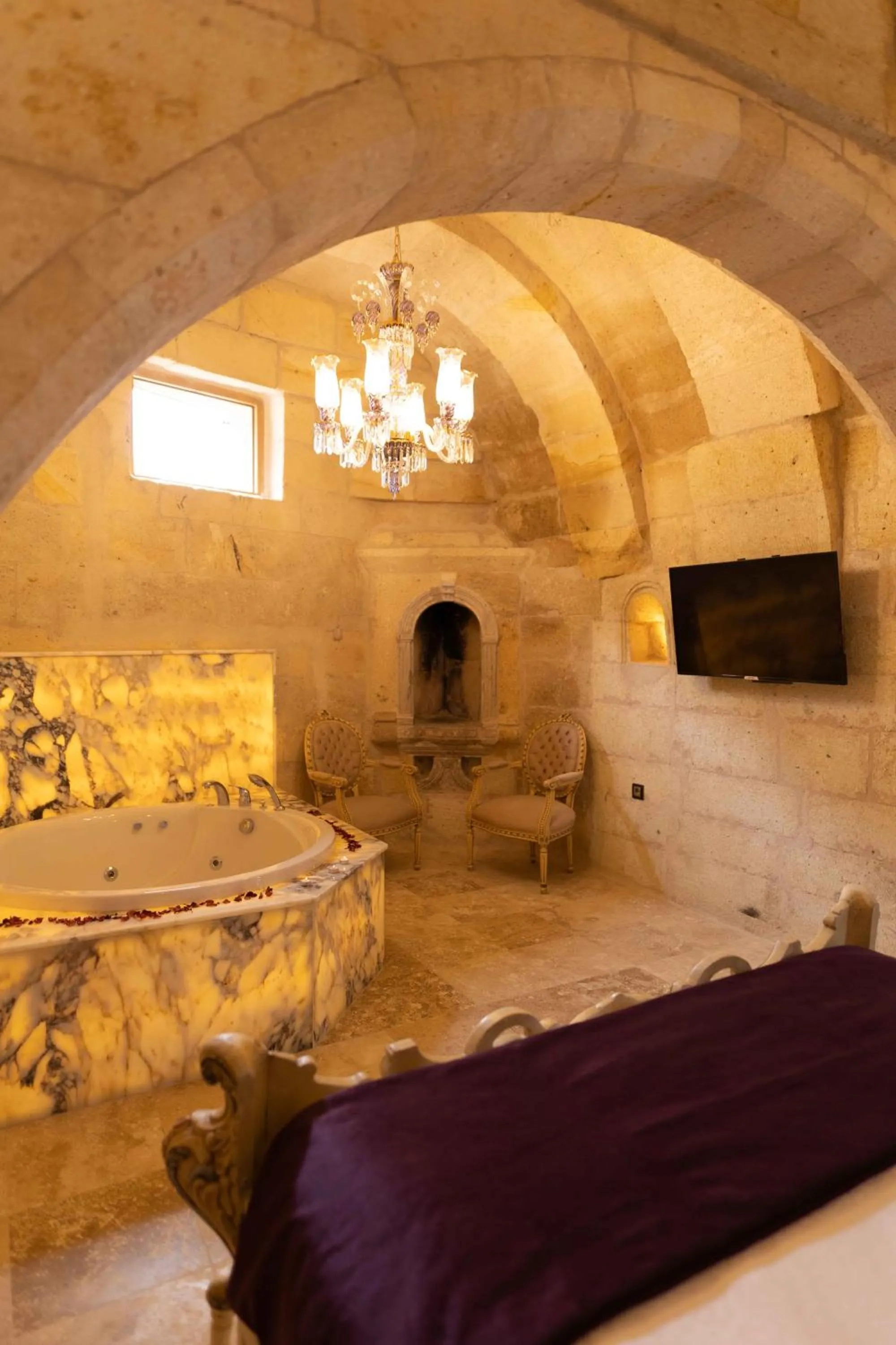 Hot Tub in Solo Cave Suites