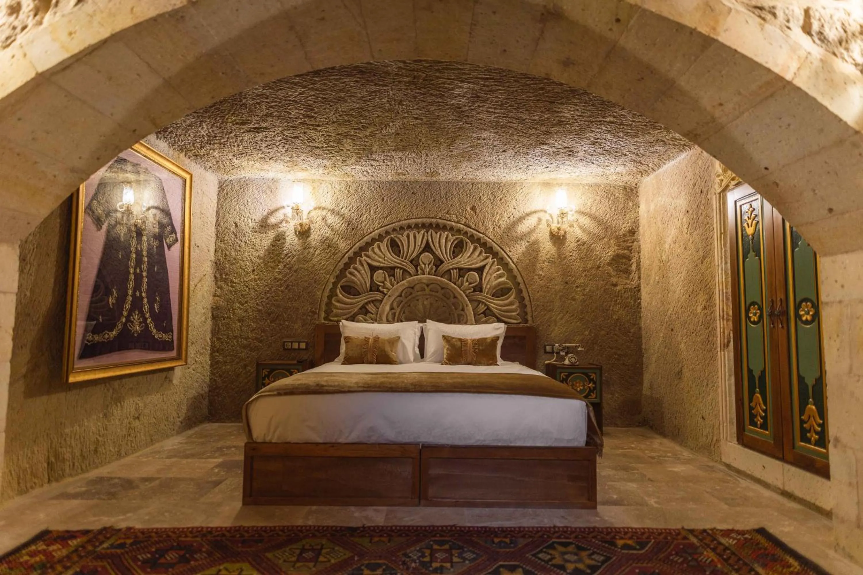 Bed in Solo Cave Suites