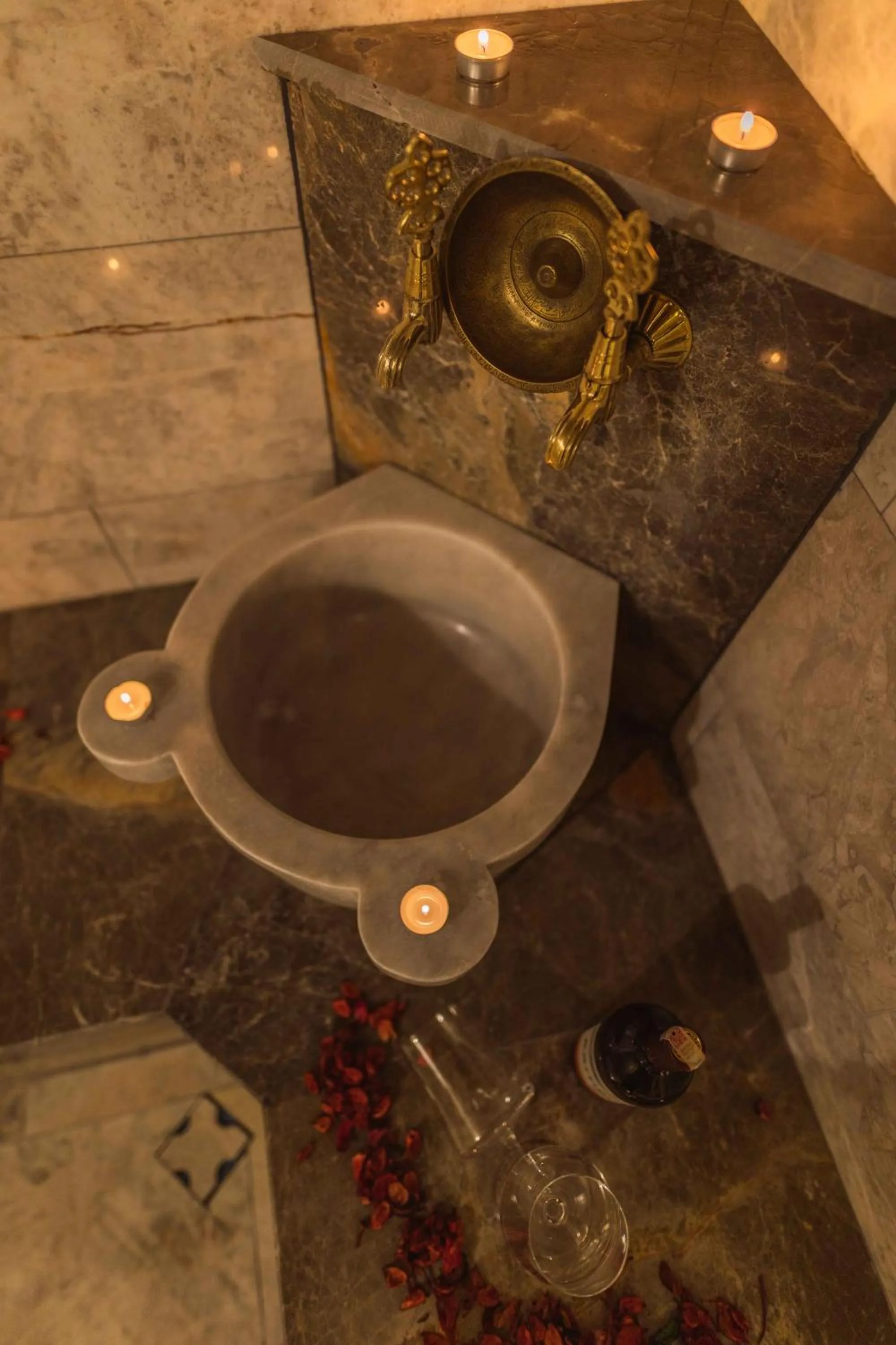 Bathroom in Solo Cave Suites