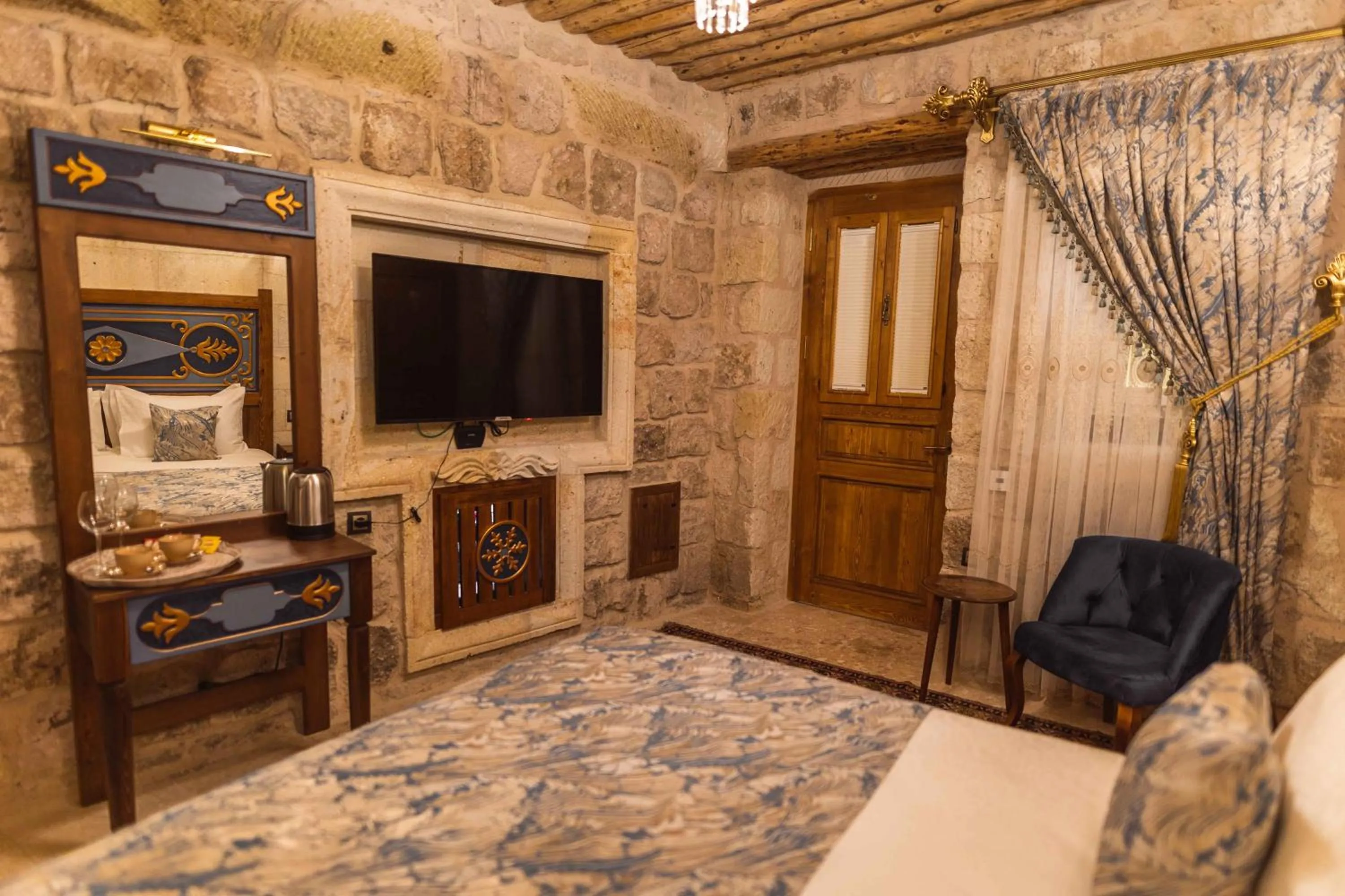 TV and multimedia, Bed in Solo Cave Suites