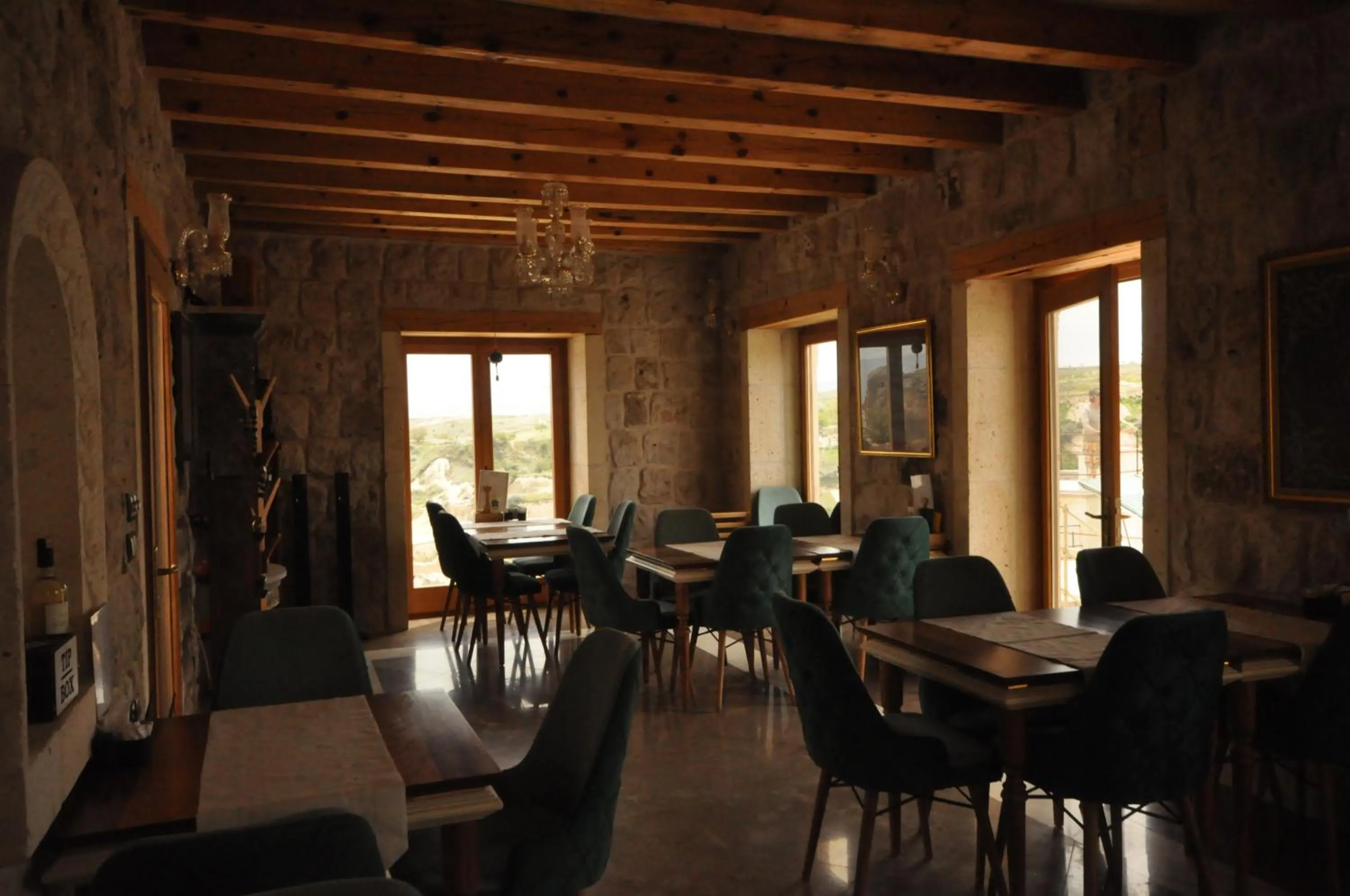 Restaurant/places to eat in Solo Cave Suites