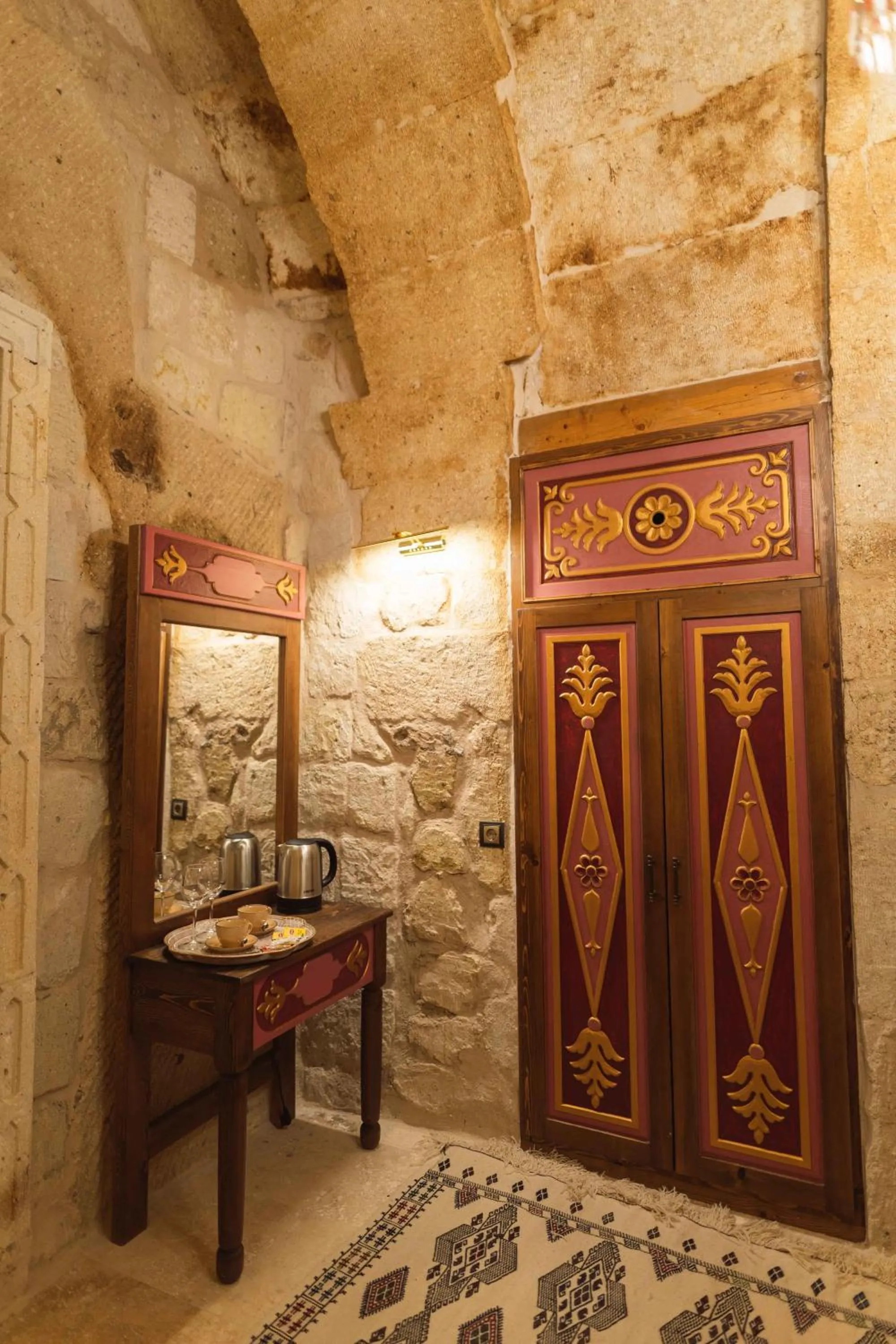 Massage in Solo Cave Suites